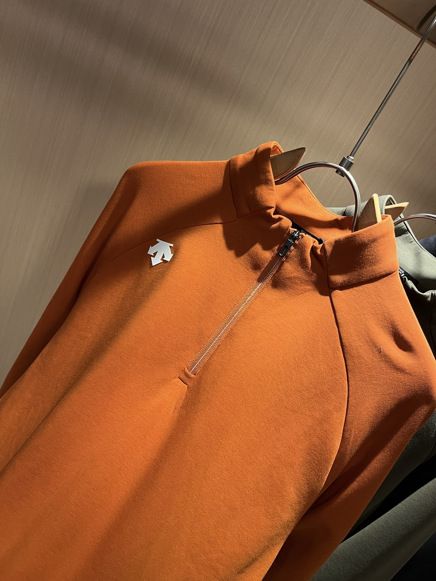 迪桑特DESCENTE，2025秋冬新款打底衫，自1935年荣耀至今的专业运动品牌。80余年来，始终坚持