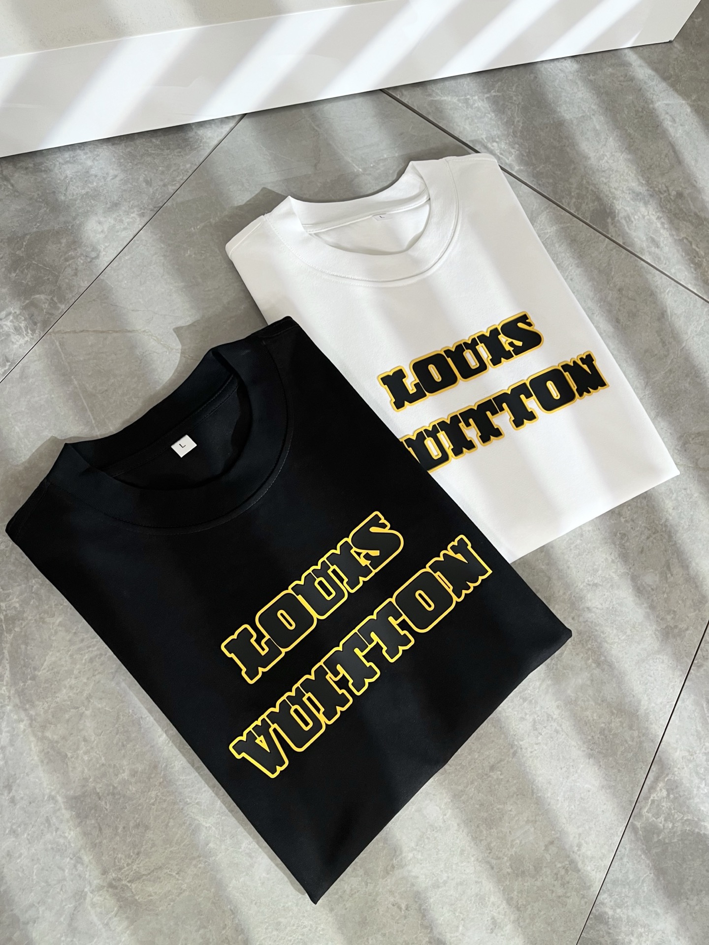   LouisVuitt*路易*登 2025春夏全新系列单品上线，非常时髦前卫的一款男女同款短袖T恤，标