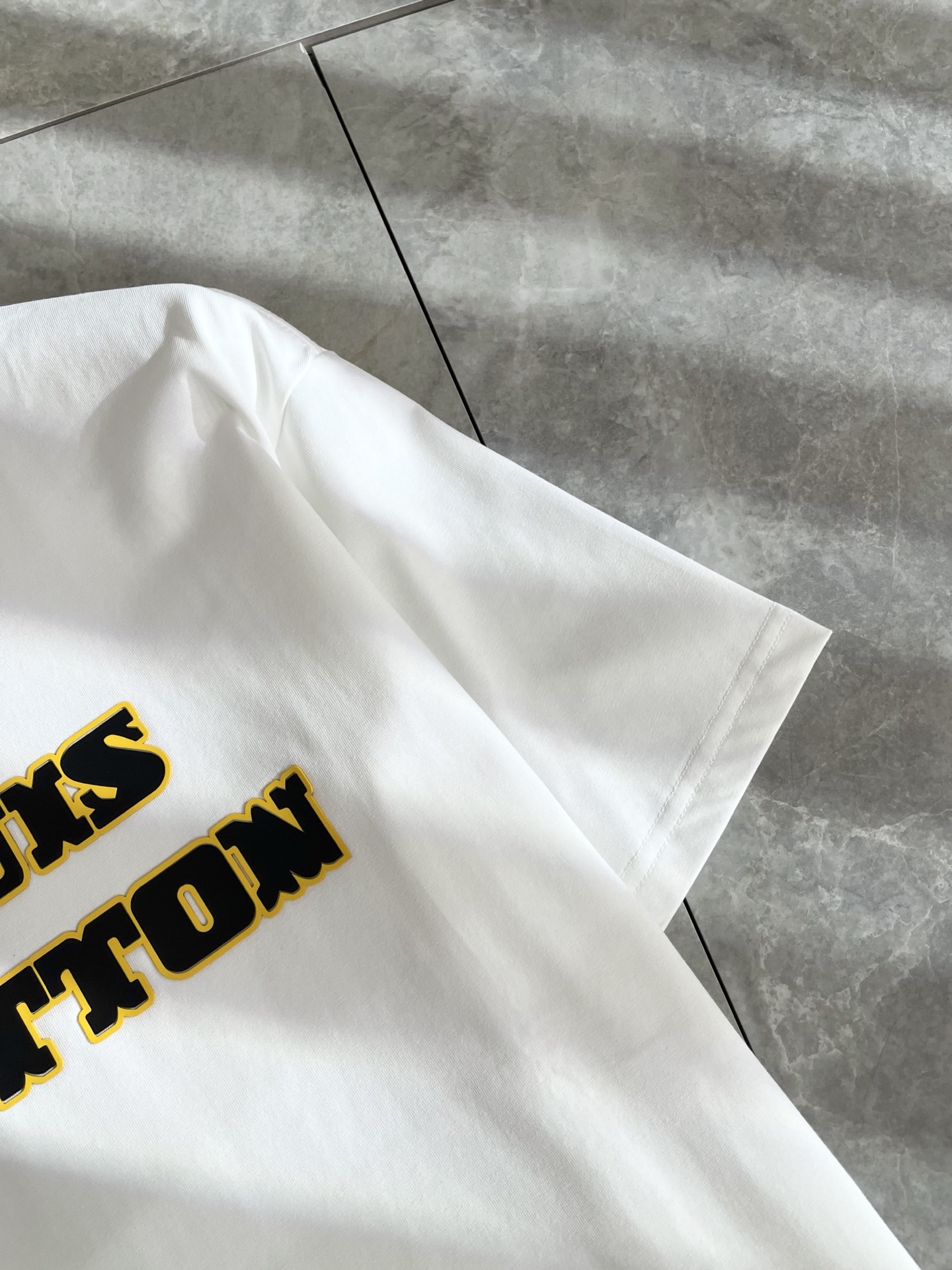   LouisVuitt*路易*登 2025春夏全新系列单品上线，非常时髦前卫的一款男女同款短袖T恤，标