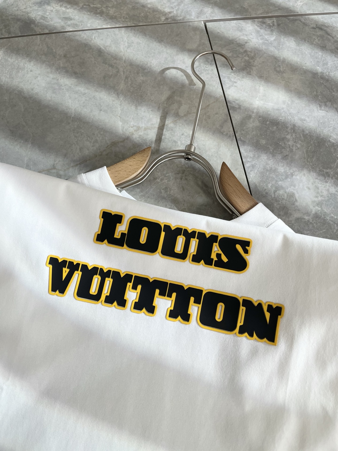   LouisVuitt*路易*登 2025春夏全新系列单品上线，非常时髦前卫的一款男女同款短袖T恤，标