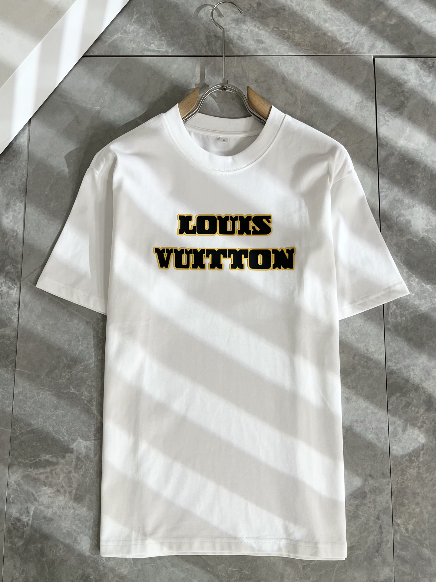   LouisVuitt*路易*登 2025春夏全新系列单品上线，非常时髦前卫的一款男女同款短袖T恤，标