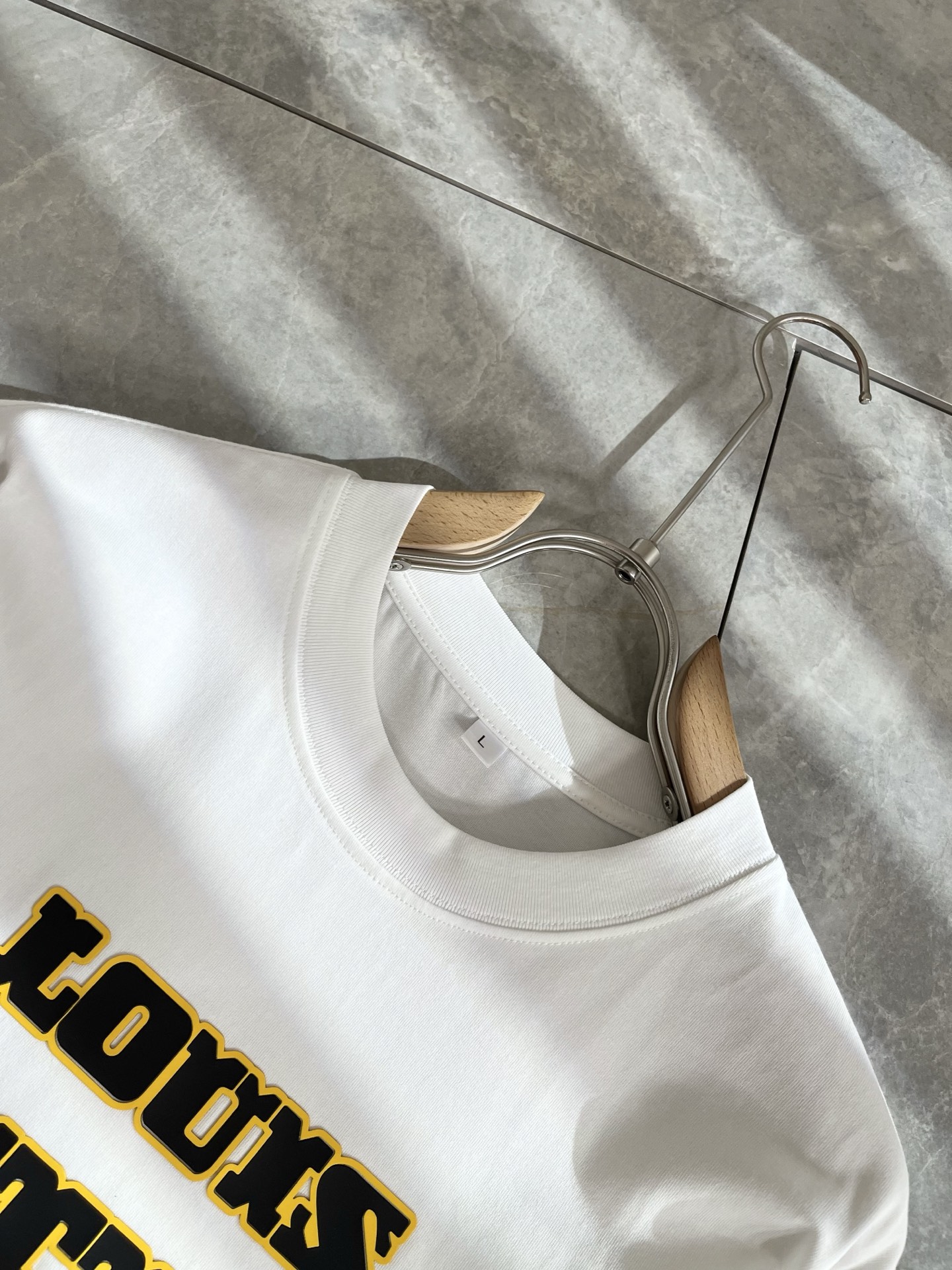   LouisVuitt*路易*登 2025春夏全新系列单品上线，非常时髦前卫的一款男女同款短袖T恤，标