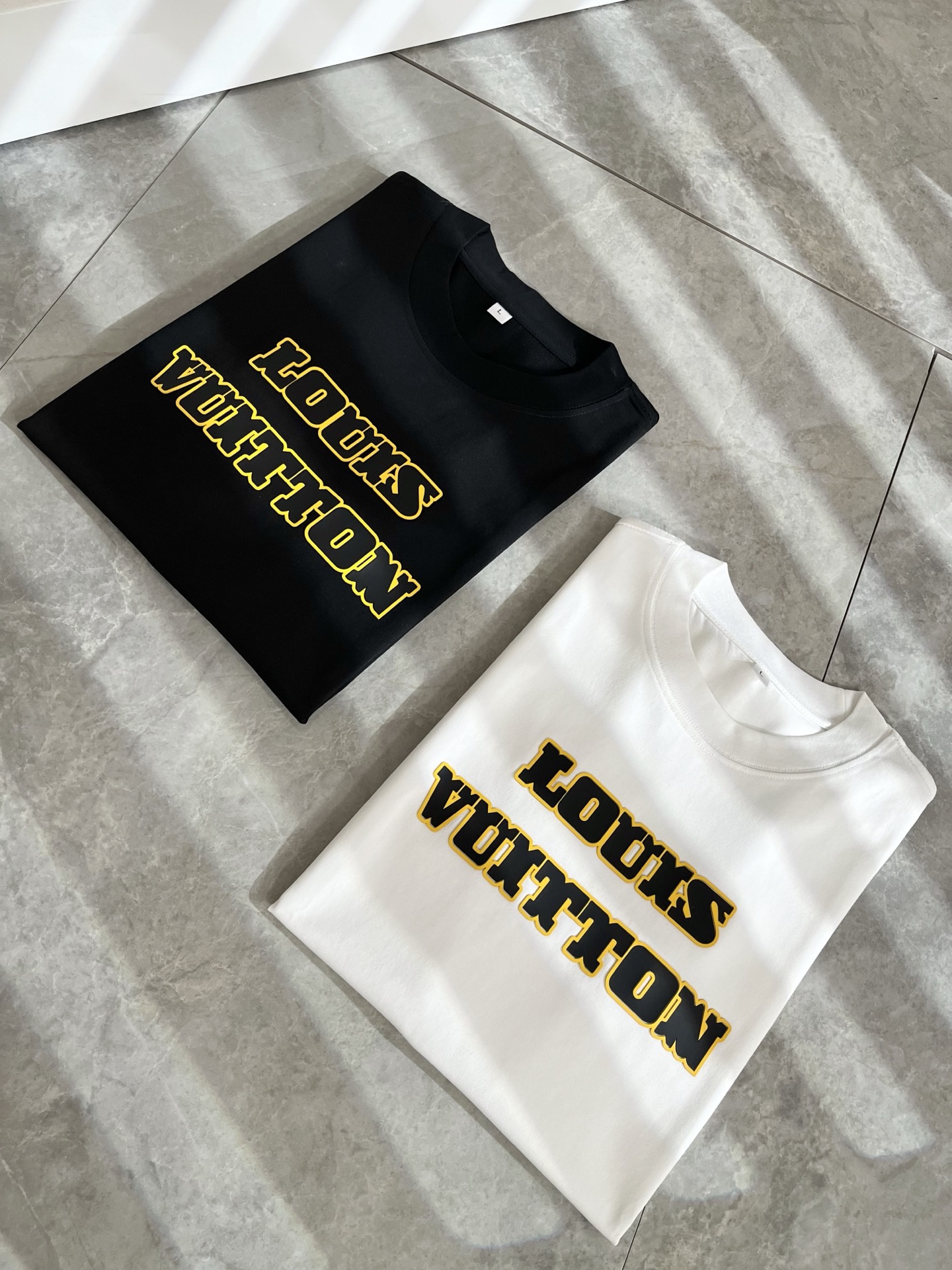   LouisVuitt*路易*登 2025春夏全新系列单品上线，非常时髦前卫的一款男女同款短袖T恤，标