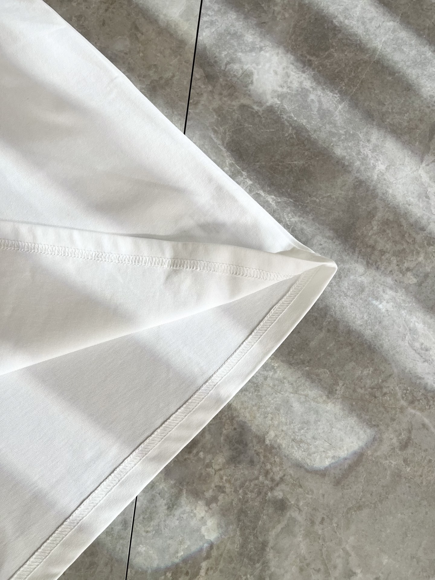   LouisVuitt*路易*登 2025春夏全新系列单品上线，非常时髦前卫的一款男女同款短袖T恤，标