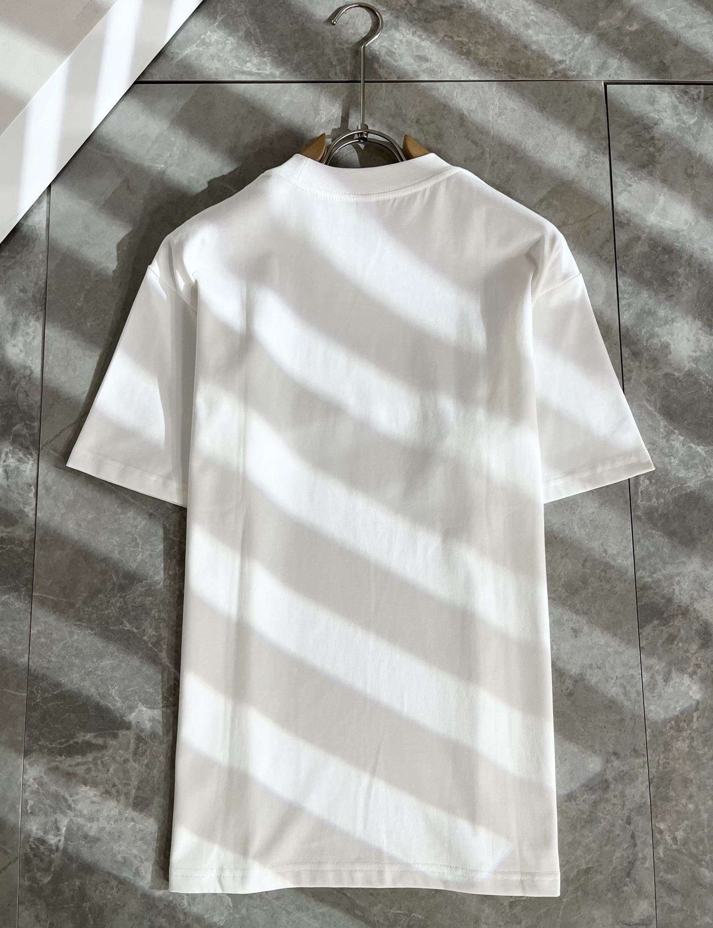   LouisVuitt*路易*登 2025春夏全新系列单品上线，非常时髦前卫的一款男女同款短袖T恤，标