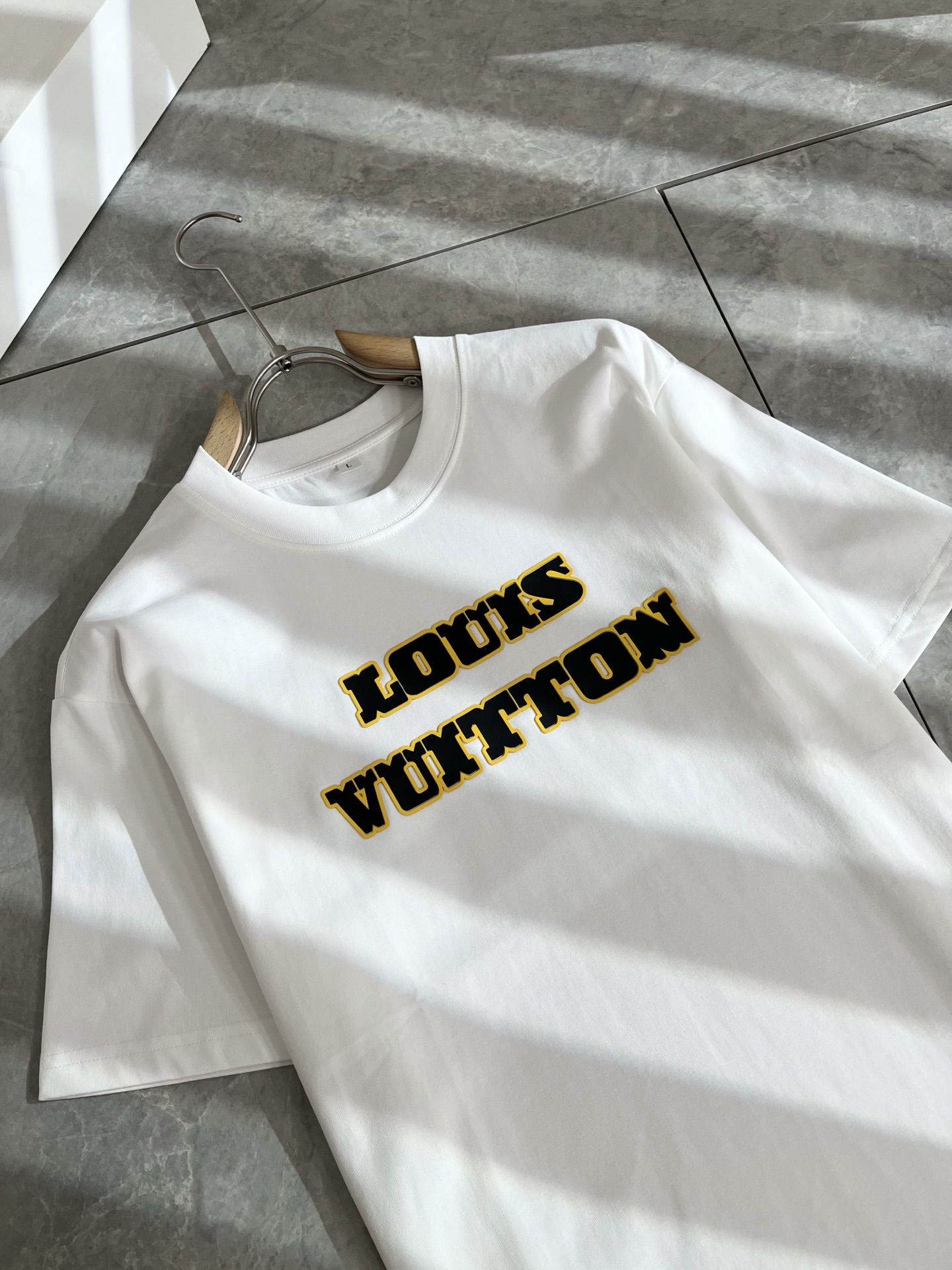   LouisVuitt*路易*登 2025春夏全新系列单品上线，非常时髦前卫的一款男女同款短袖T恤，标