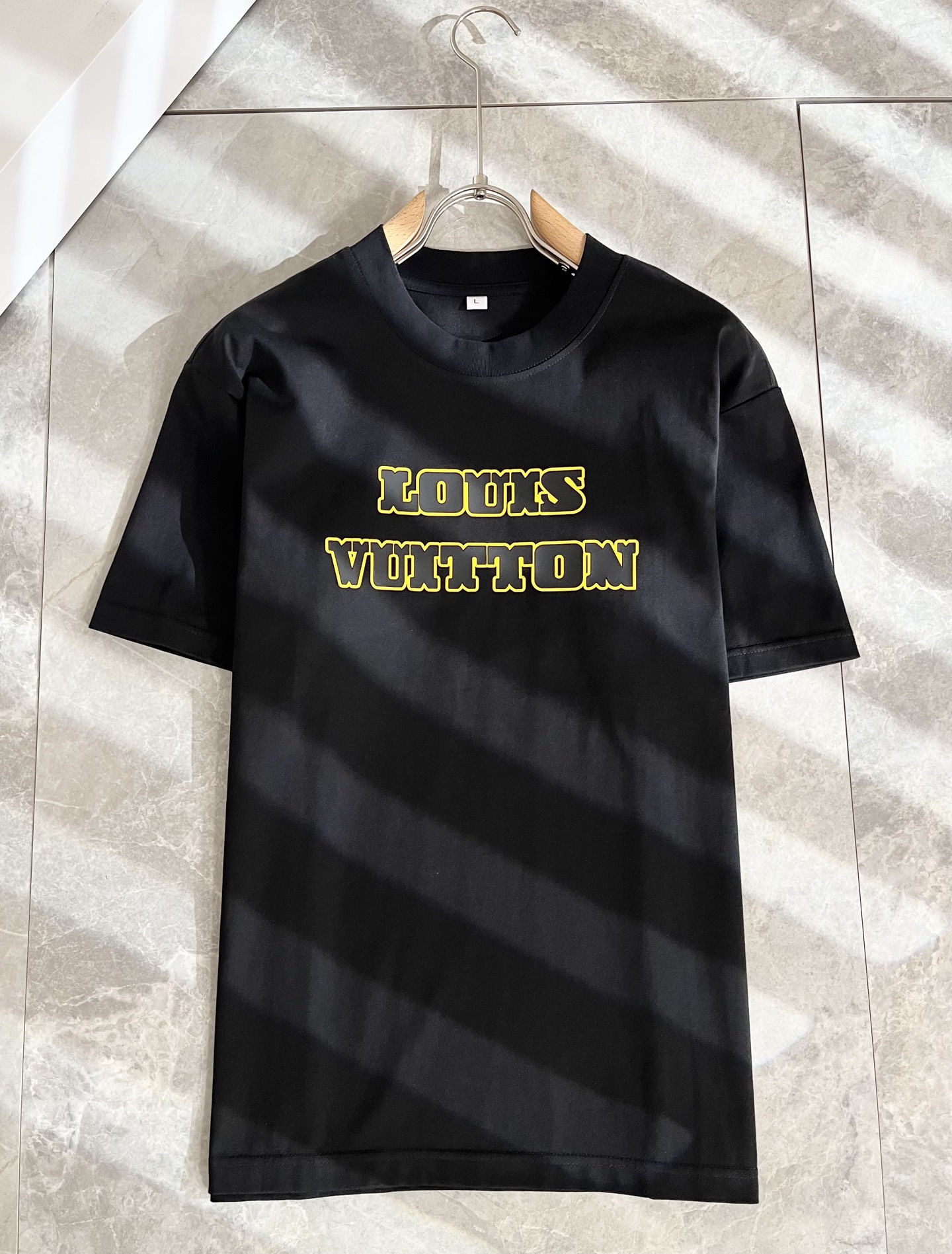   LouisVuitt*路易*登 2025春夏全新系列单品上线，非常时髦前卫的一款男女同款短袖T恤，标