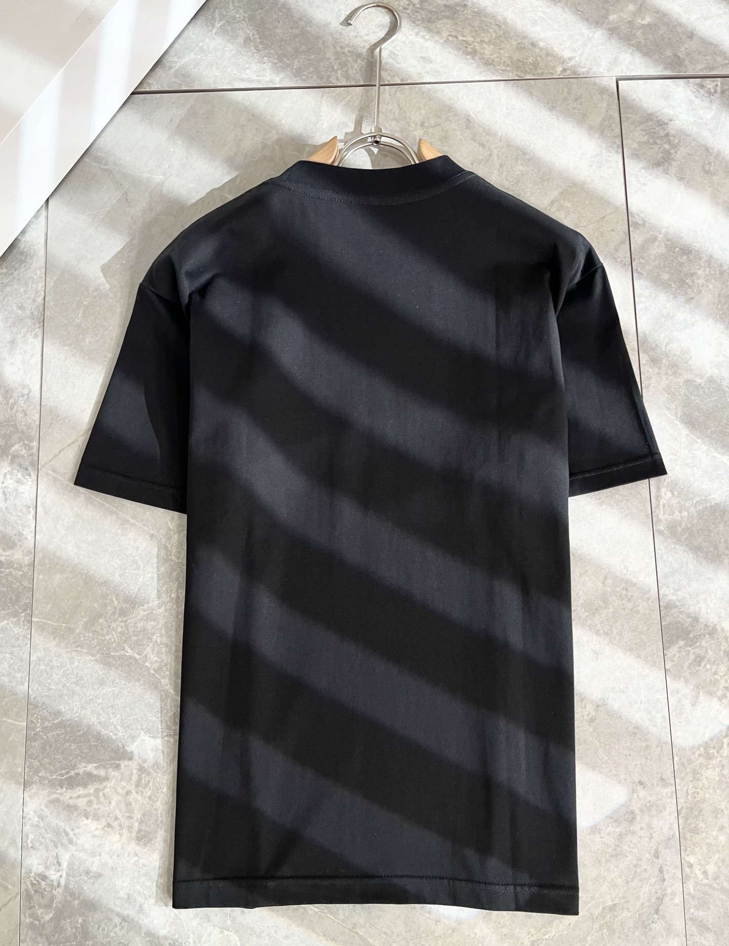   LouisVuitt*路易*登 2025春夏全新系列单品上线，非常时髦前卫的一款男女同款短袖T恤，标