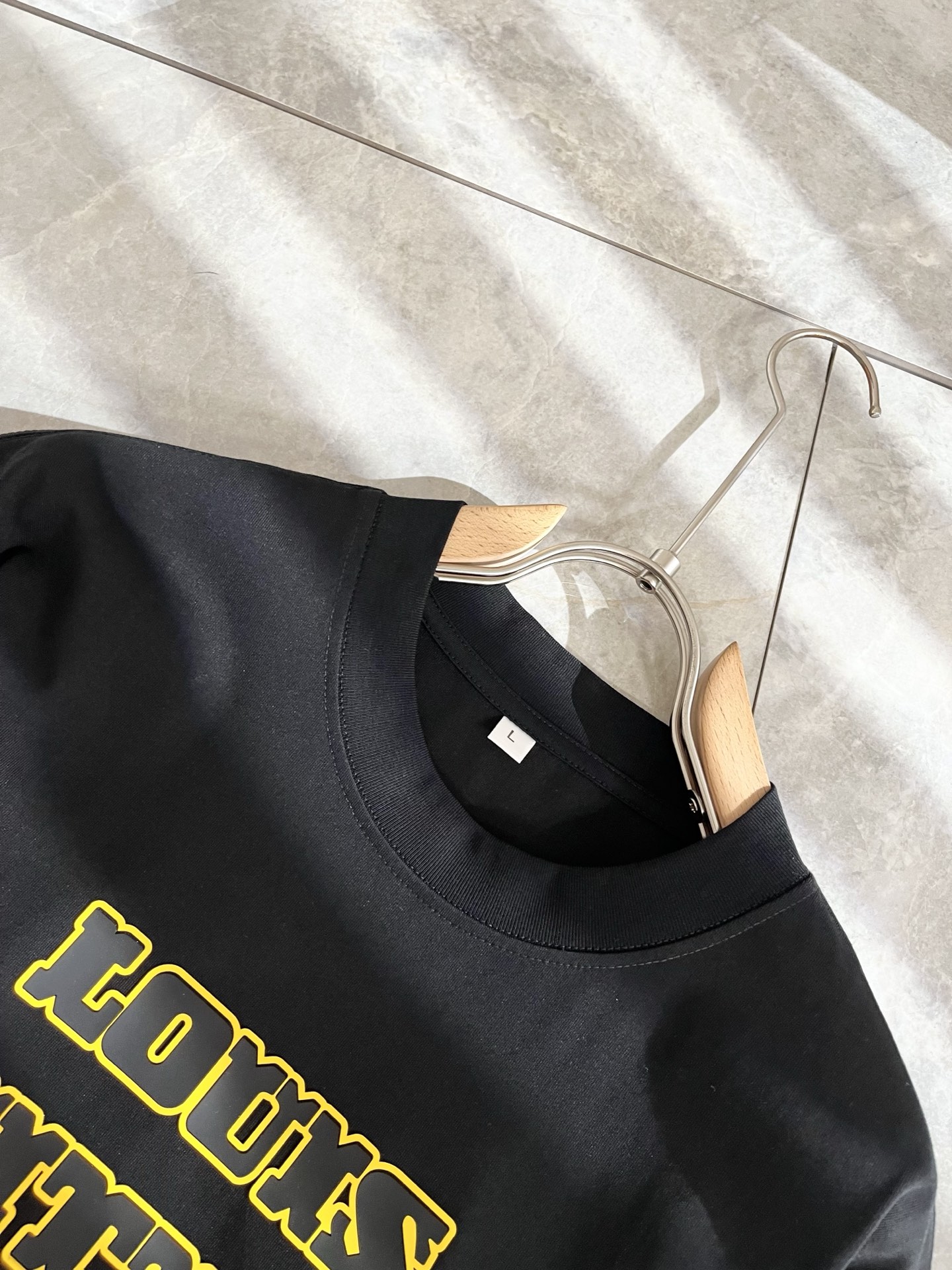  LouisVuitt*路易*登 2025春夏全新系列单品上线，非常时髦前卫的一款男女同款短袖T恤，标