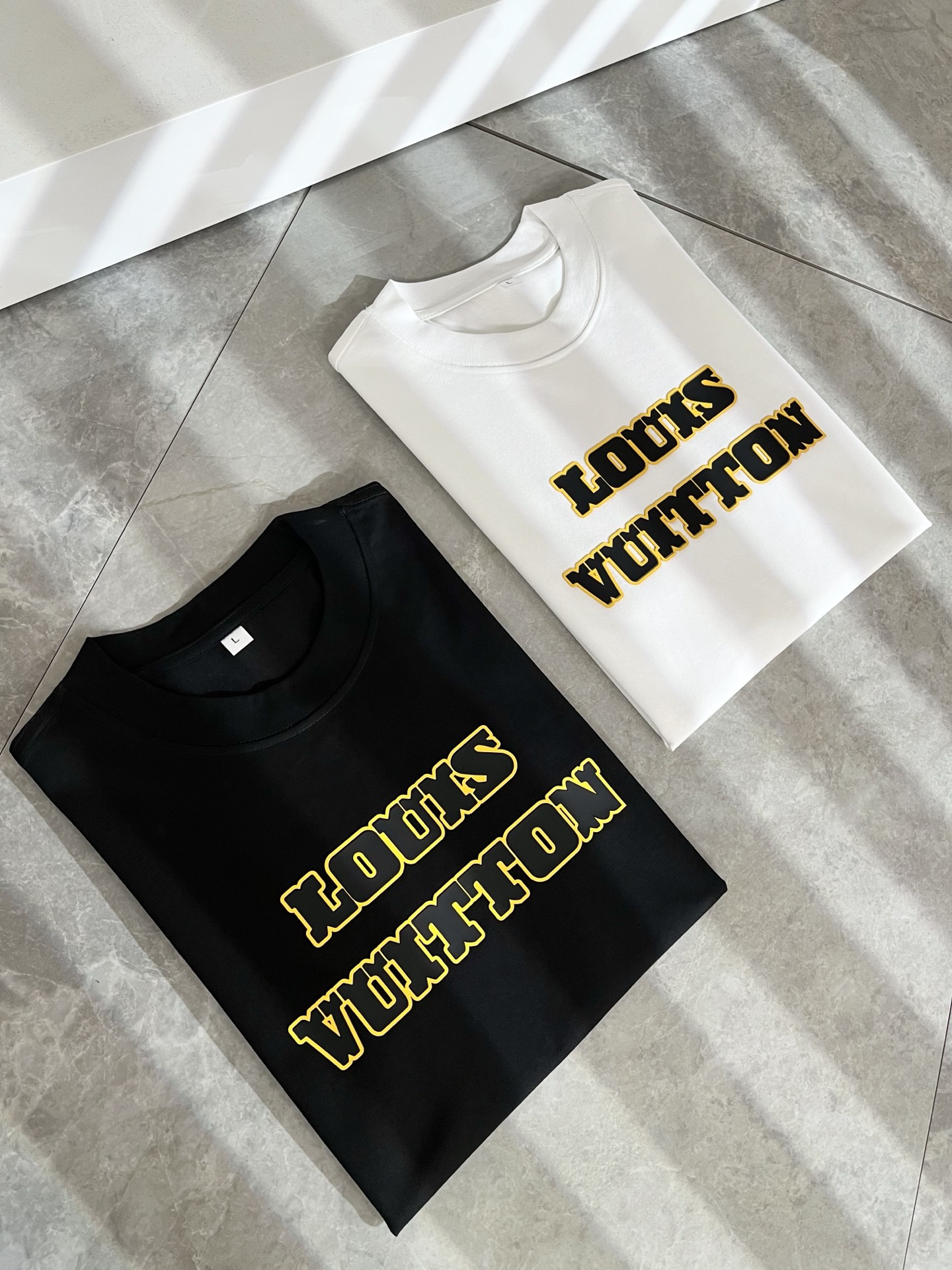   LouisVuitt*路易*登 2025春夏全新系列单品上线，非常时髦前卫的一款男女同款短袖T恤，标