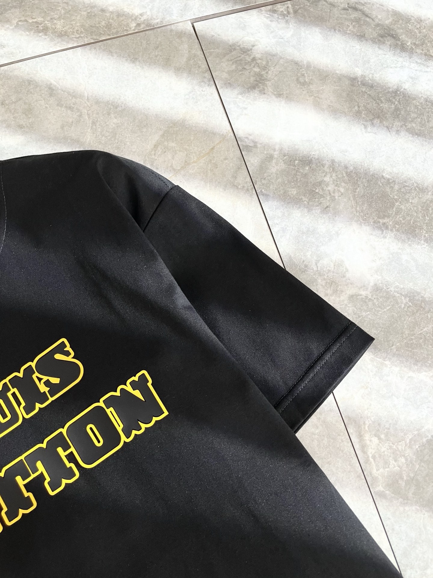   LouisVuitt*路易*登 2025春夏全新系列单品上线，非常时髦前卫的一款男女同款短袖T恤，标