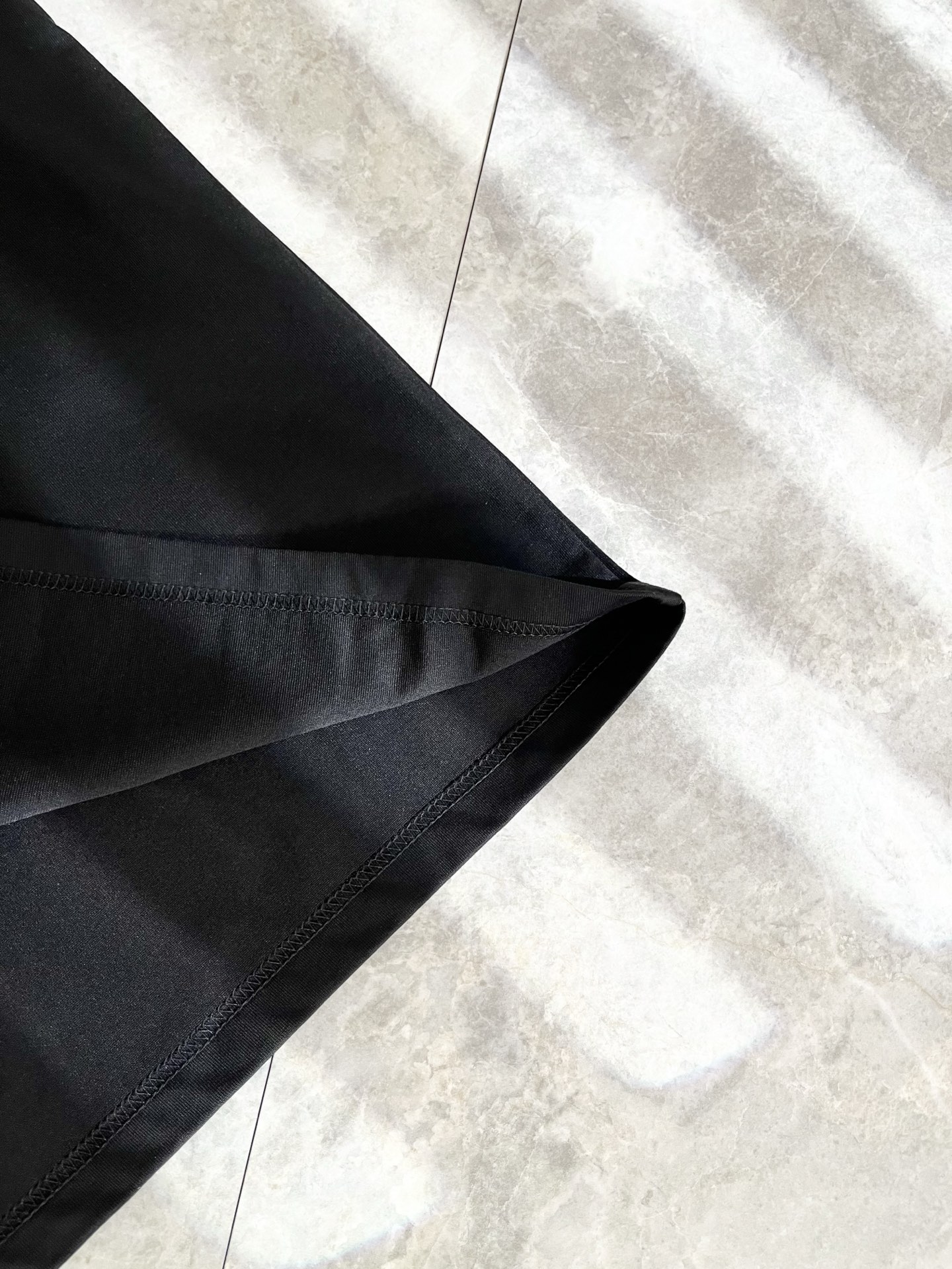   LouisVuitt*路易*登 2025春夏全新系列单品上线，非常时髦前卫的一款男女同款短袖T恤，标