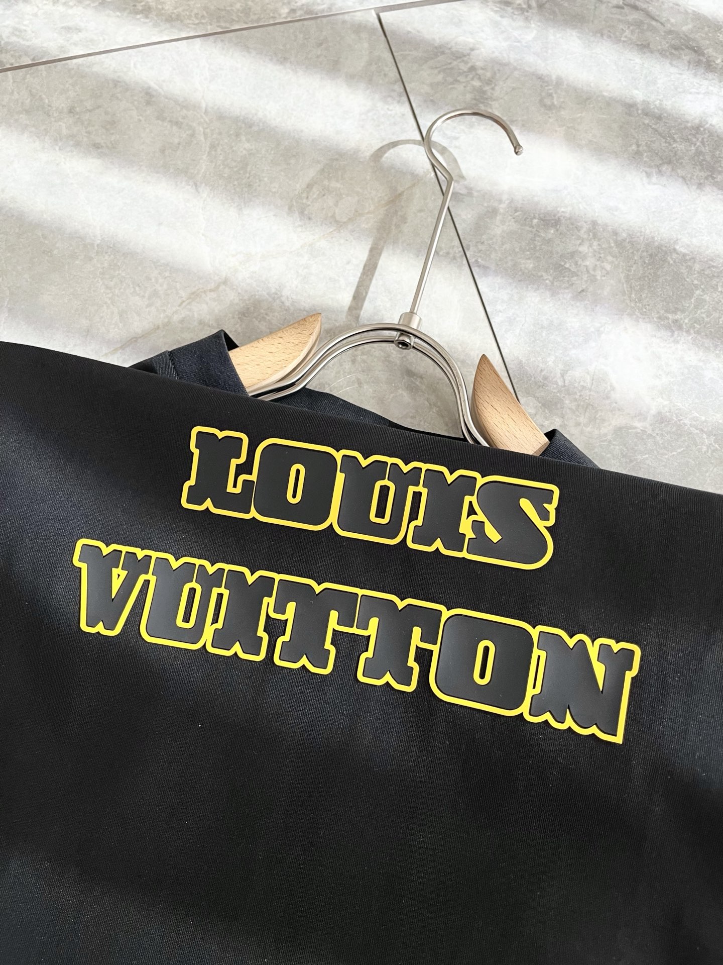   LouisVuitt*路易*登 2025春夏全新系列单品上线，非常时髦前卫的一款男女同款短袖T恤，标