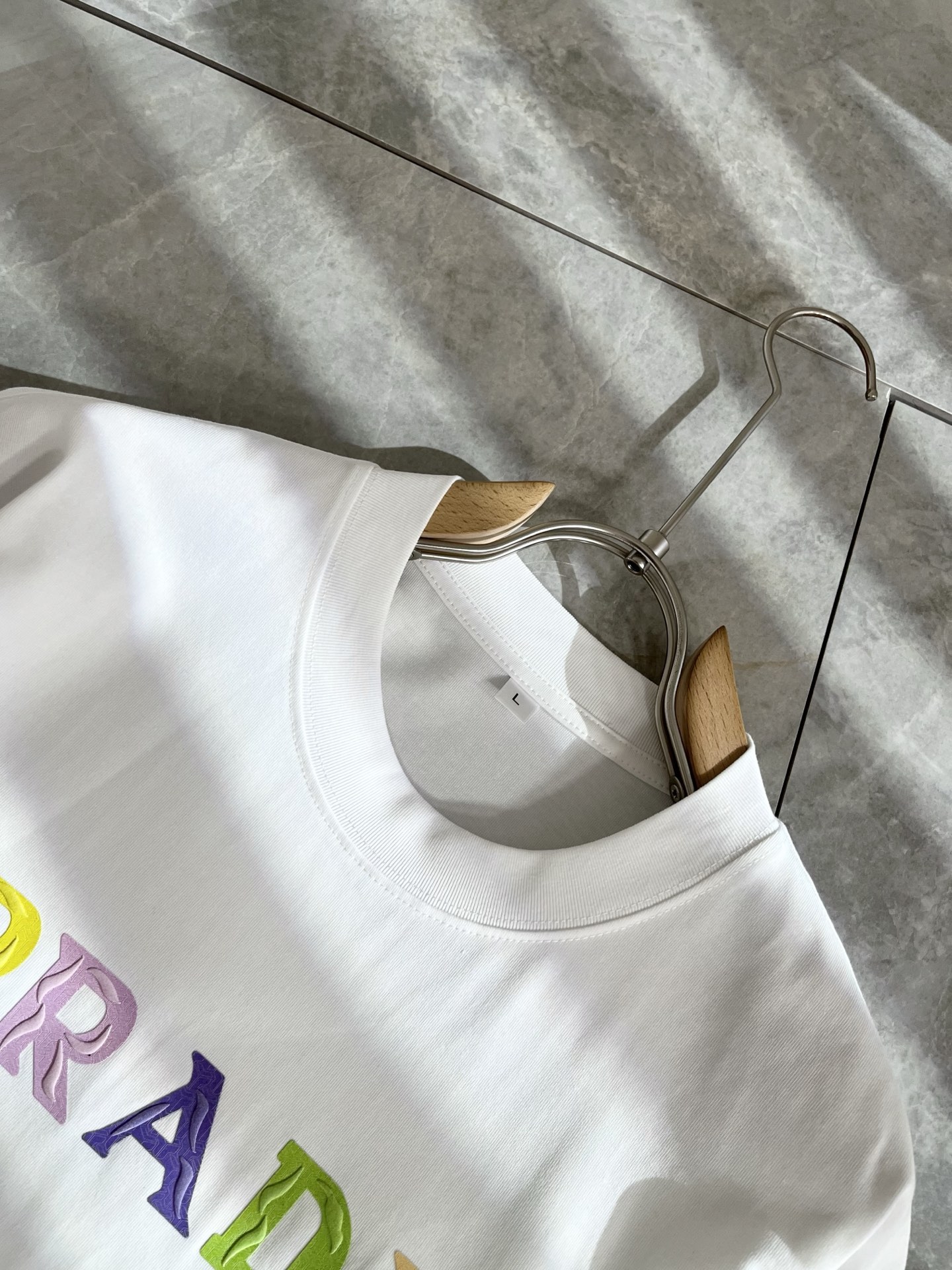   PRAD*A普*达2025春夏新款男女同款👫短袖T恤，最新款全网独家首上！！~既经典有时尚百搭，谁不