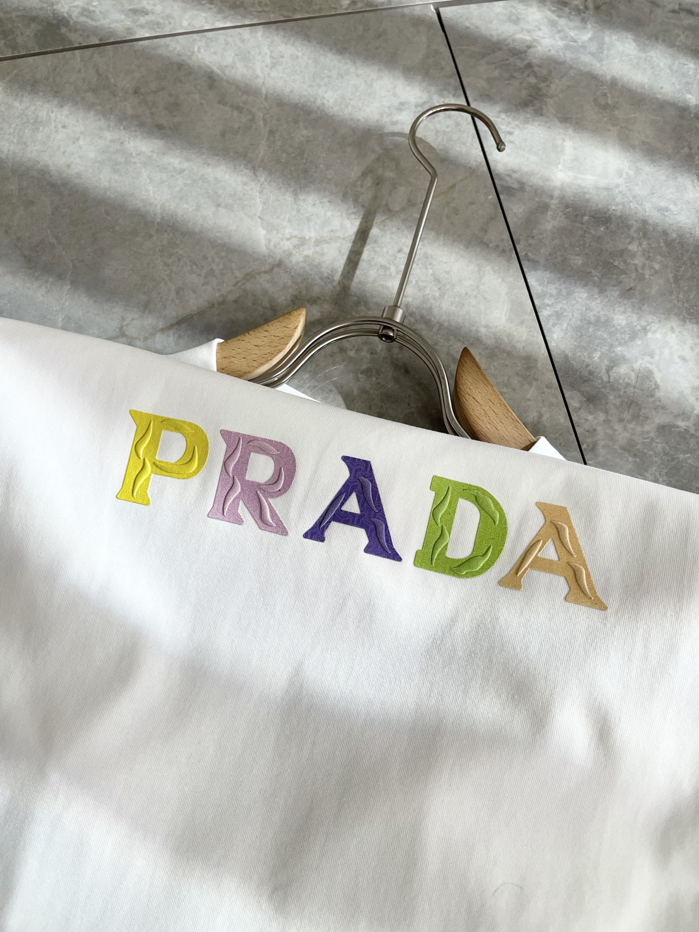   PRAD*A普*达2025春夏新款男女同款👫短袖T恤，最新款全网独家首上！！~既经典有时尚百搭，谁不