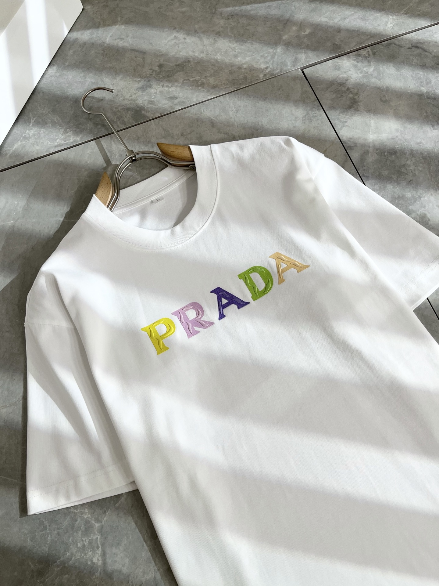   PRAD*A普*达2025春夏新款男女同款👫短袖T恤，最新款全网独家首上！！~既经典有时尚百搭，谁不