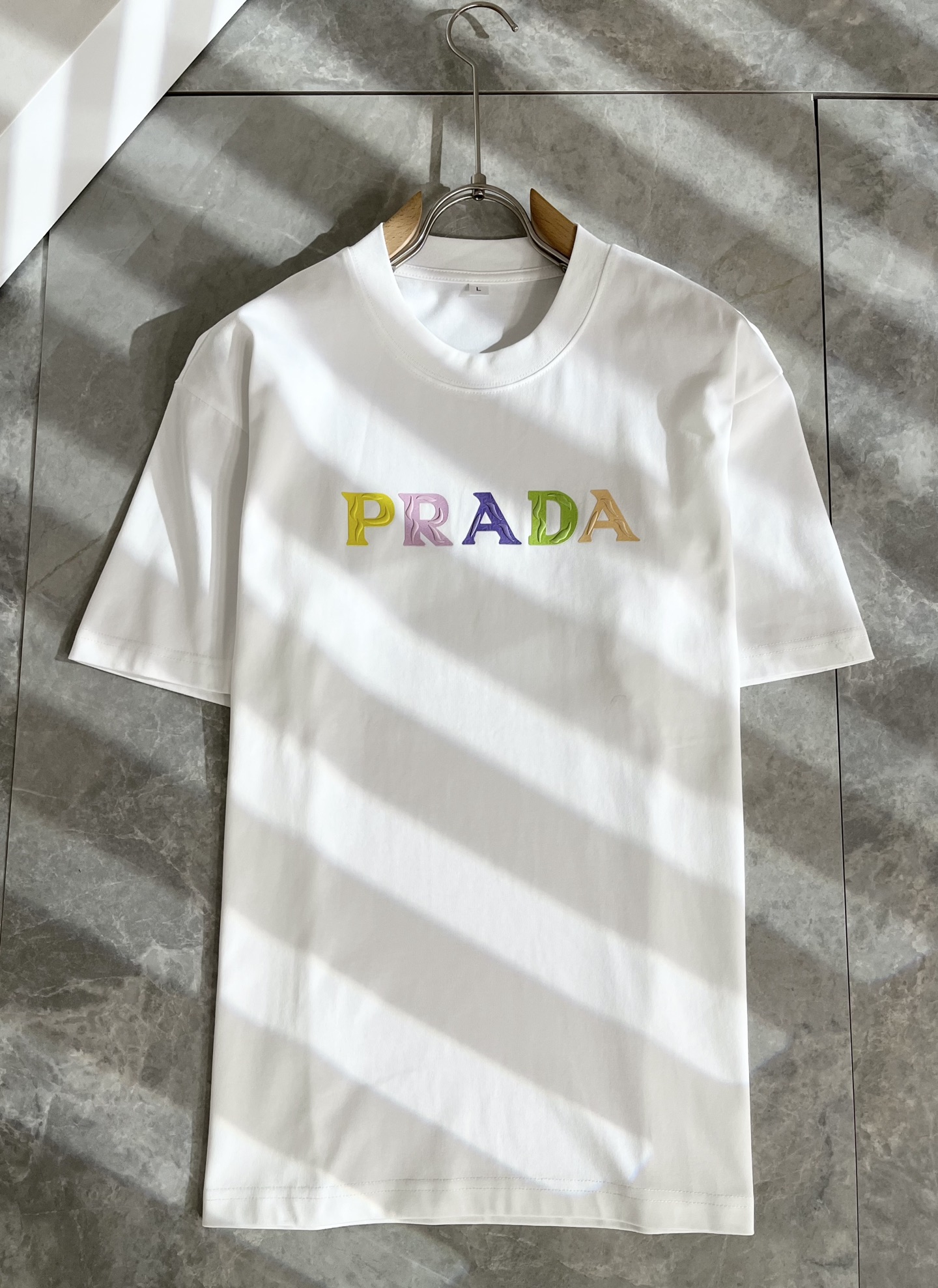   PRAD*A普*达2025春夏新款男女同款👫短袖T恤，最新款全网独家首上！！~既经典有时尚百搭，谁不