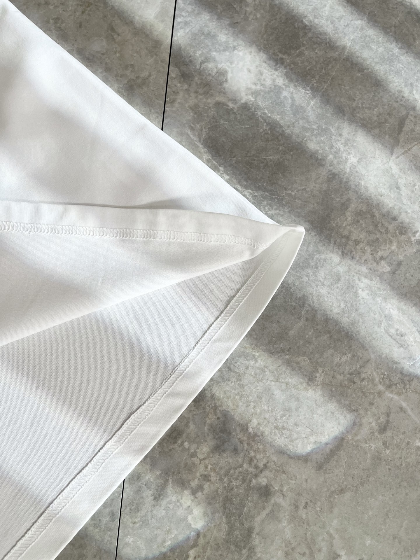   PRAD*A普*达2025春夏新款男女同款👫短袖T恤，最新款全网独家首上！！~既经典有时尚百搭，谁不