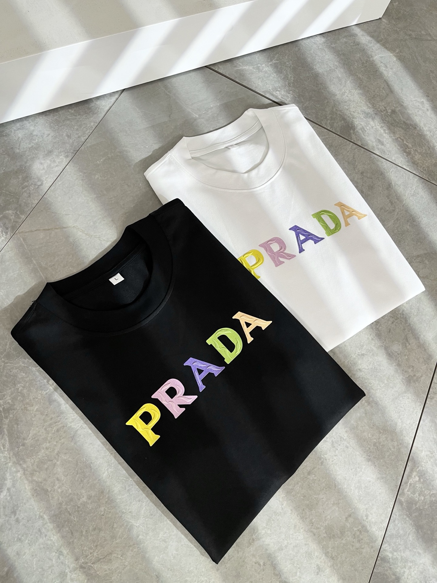   PRAD*A普*达2025春夏新款男女同款👫短袖T恤，最新款全网独家首上！！~既经典有时尚百搭，谁不