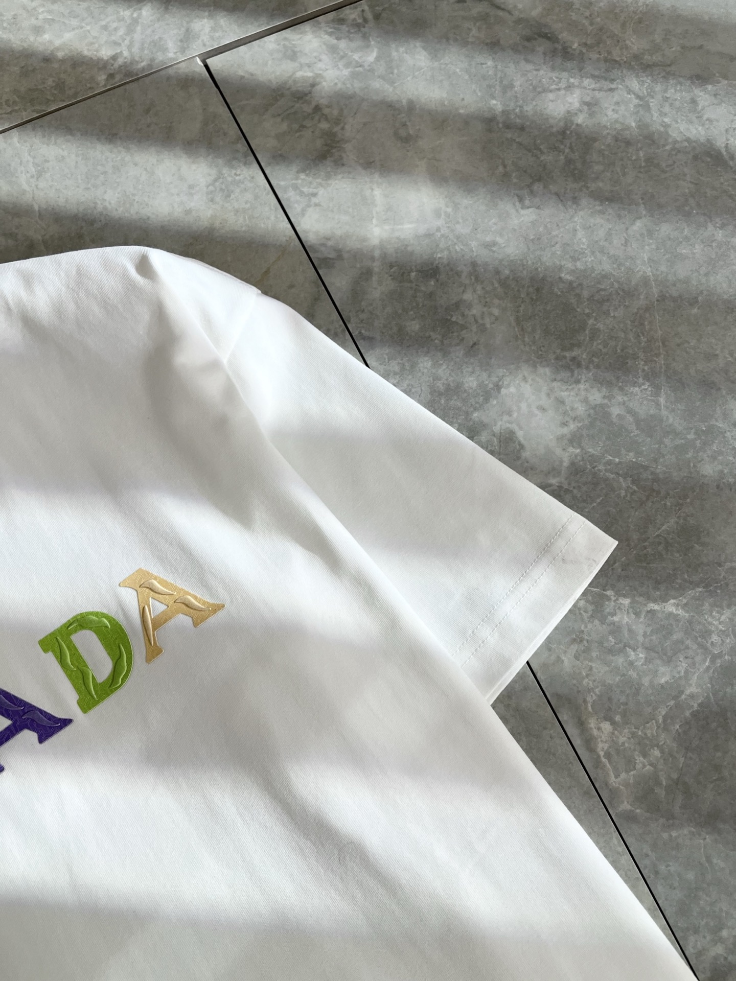   PRAD*A普*达2025春夏新款男女同款👫短袖T恤，最新款全网独家首上！！~既经典有时尚百搭，谁不