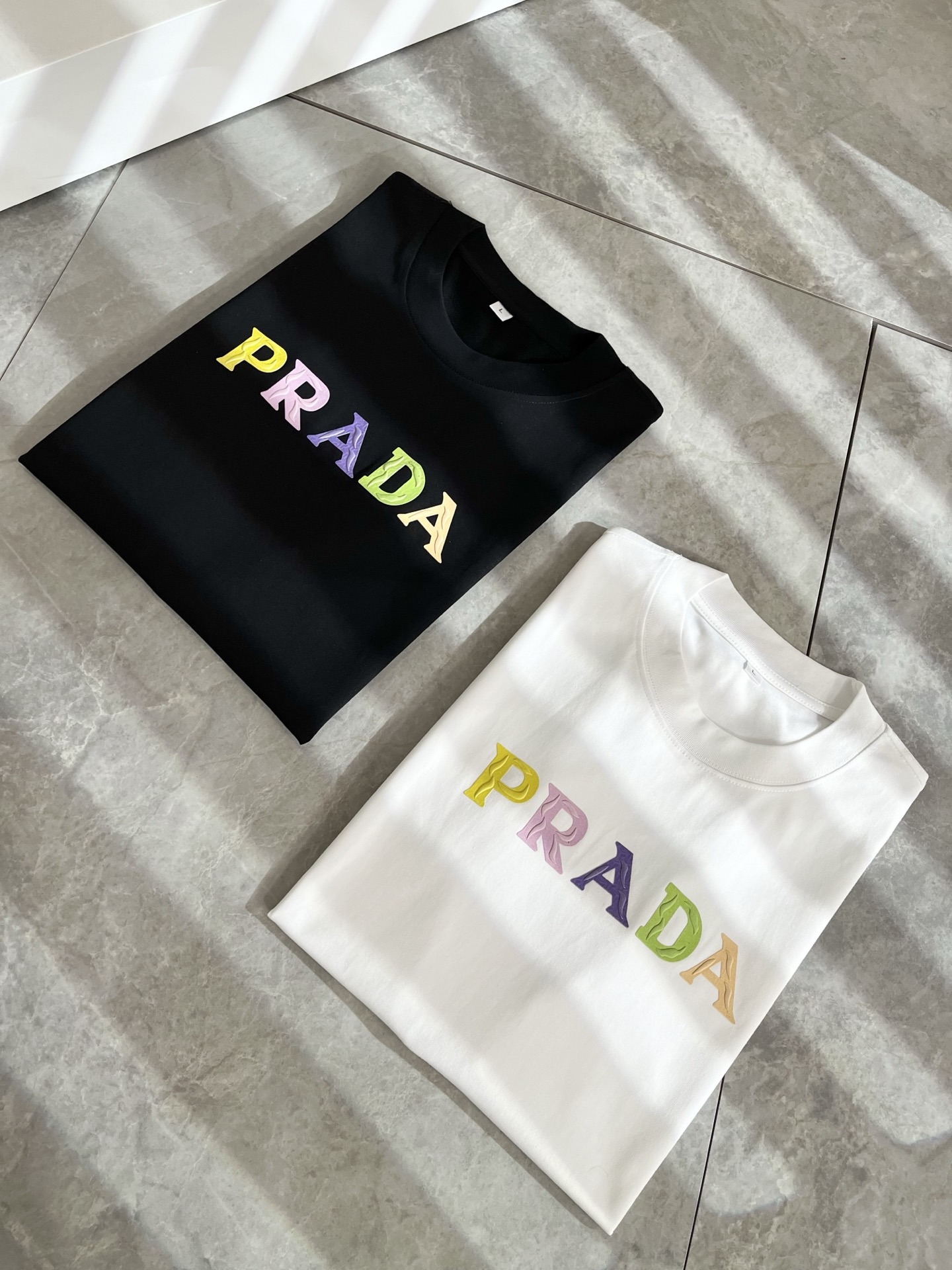   PRAD*A普*达2025春夏新款男女同款👫短袖T恤，最新款全网独家首上！！~既经典有时尚百搭，谁不