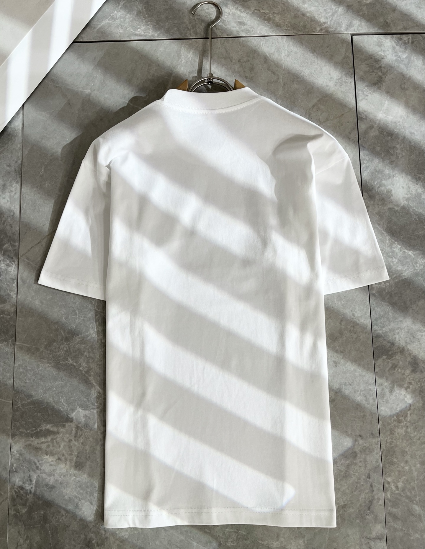   PRAD*A普*达2025春夏新款男女同款👫短袖T恤，最新款全网独家首上！！~既经典有时尚百搭，谁不