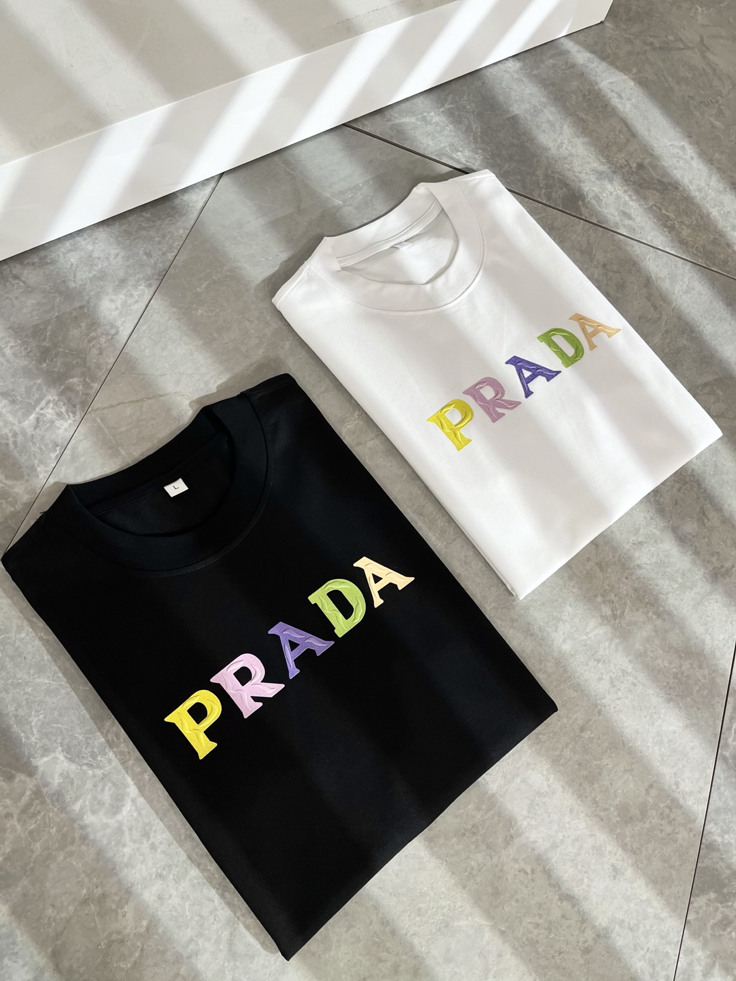   PRAD*A普*达2025春夏新款男女同款👫短袖T恤，最新款全网独家首上！！~既经典有时尚百搭，谁不