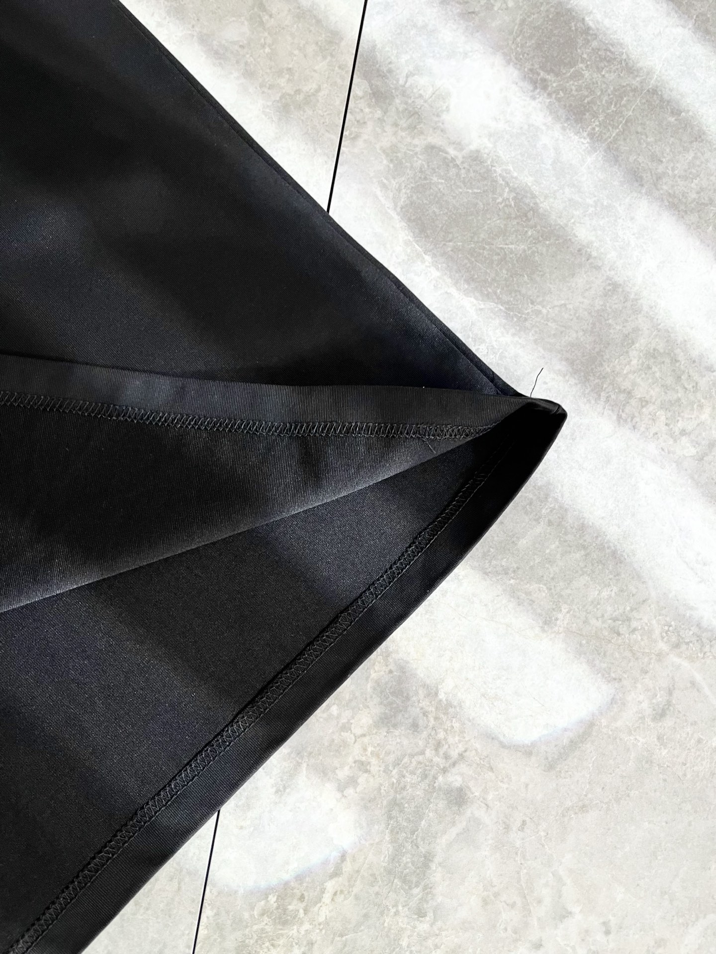   PRAD*A普*达2025春夏新款男女同款👫短袖T恤，最新款全网独家首上！！~既经典有时尚百搭，谁不