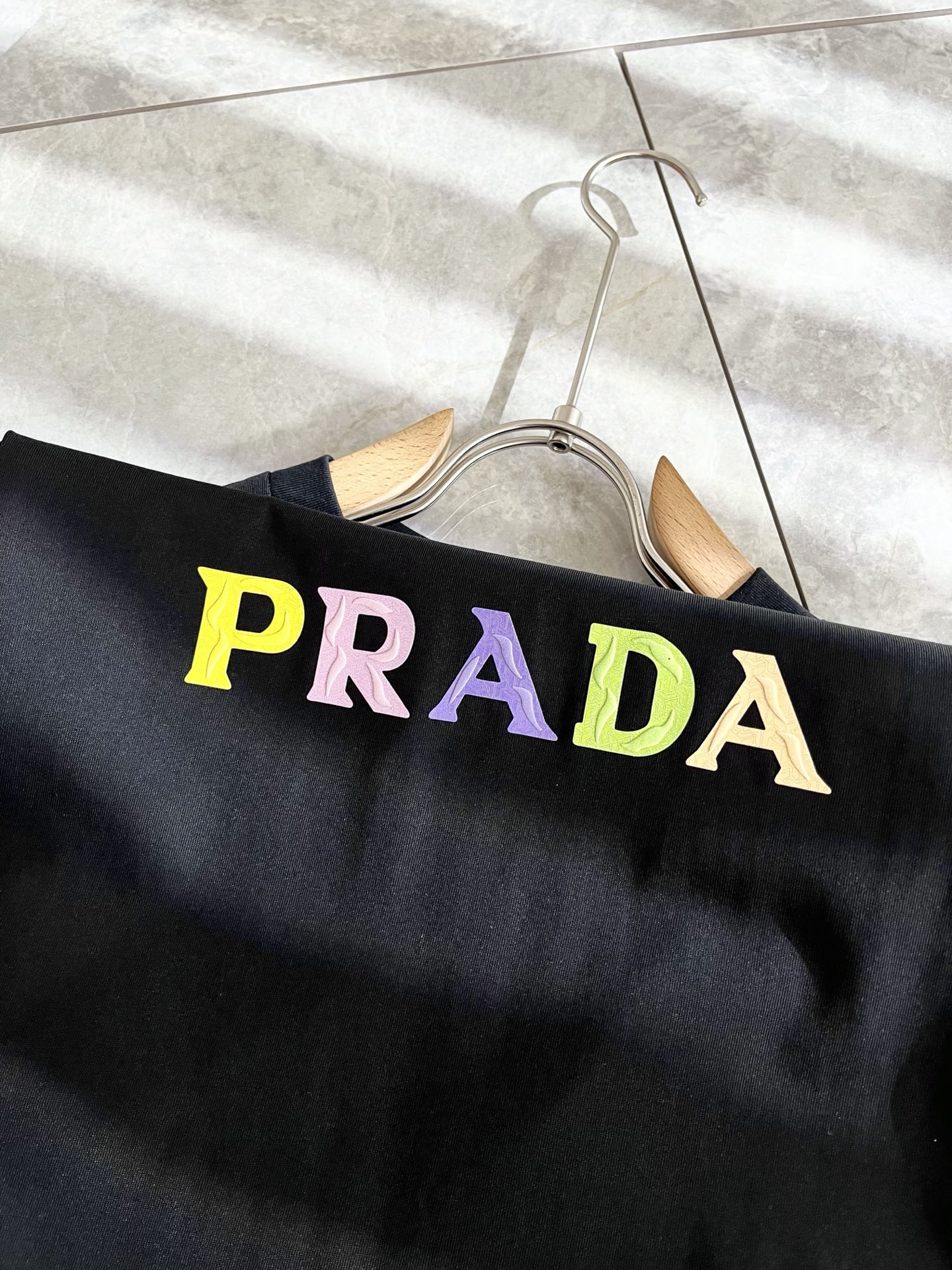   PRAD*A普*达2025春夏新款男女同款👫短袖T恤，最新款全网独家首上！！~既经典有时尚百搭，谁不