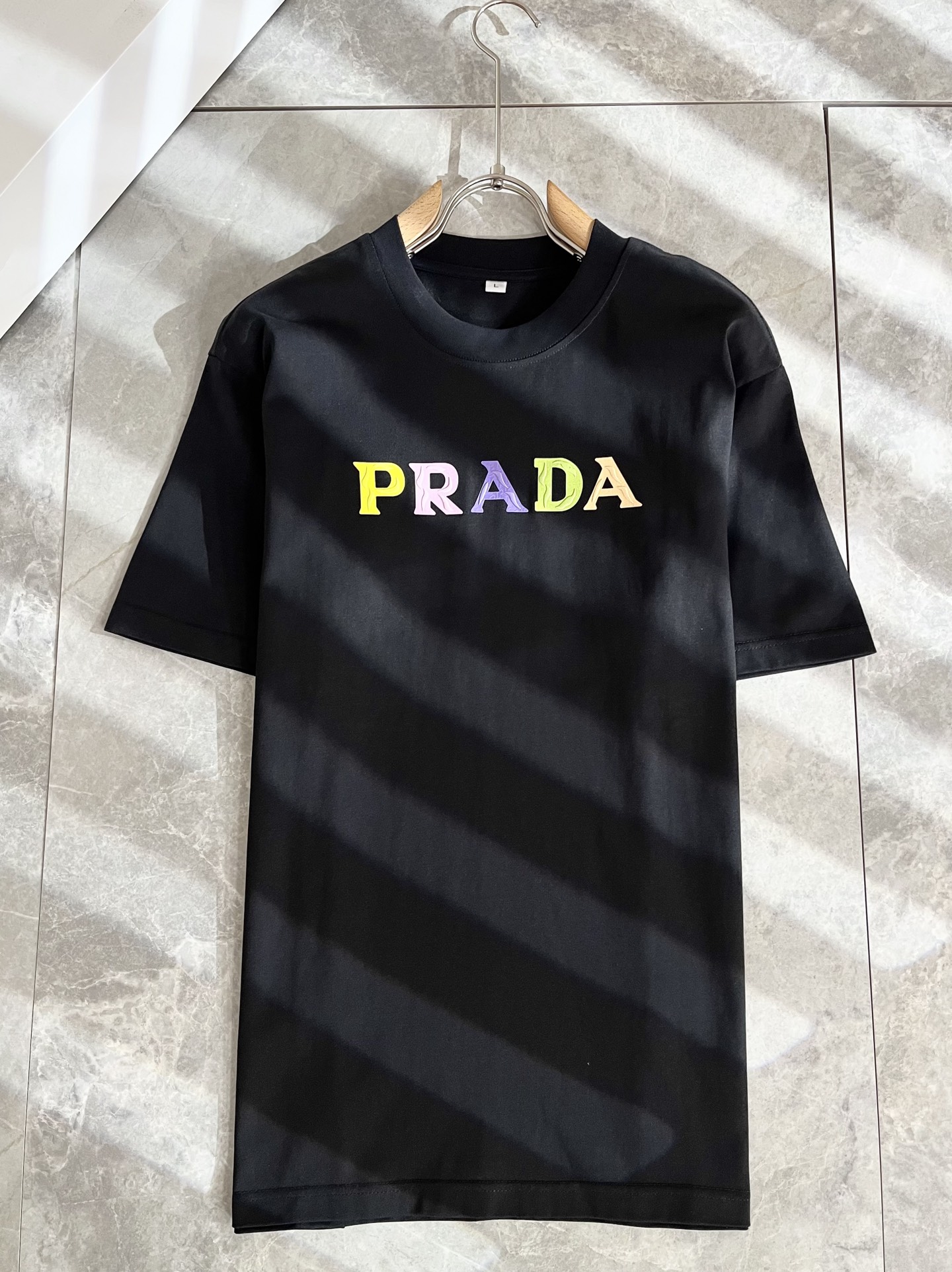   PRAD*A普*达2025春夏新款男女同款👫短袖T恤，最新款全网独家首上！！~既经典有时尚百搭，谁不