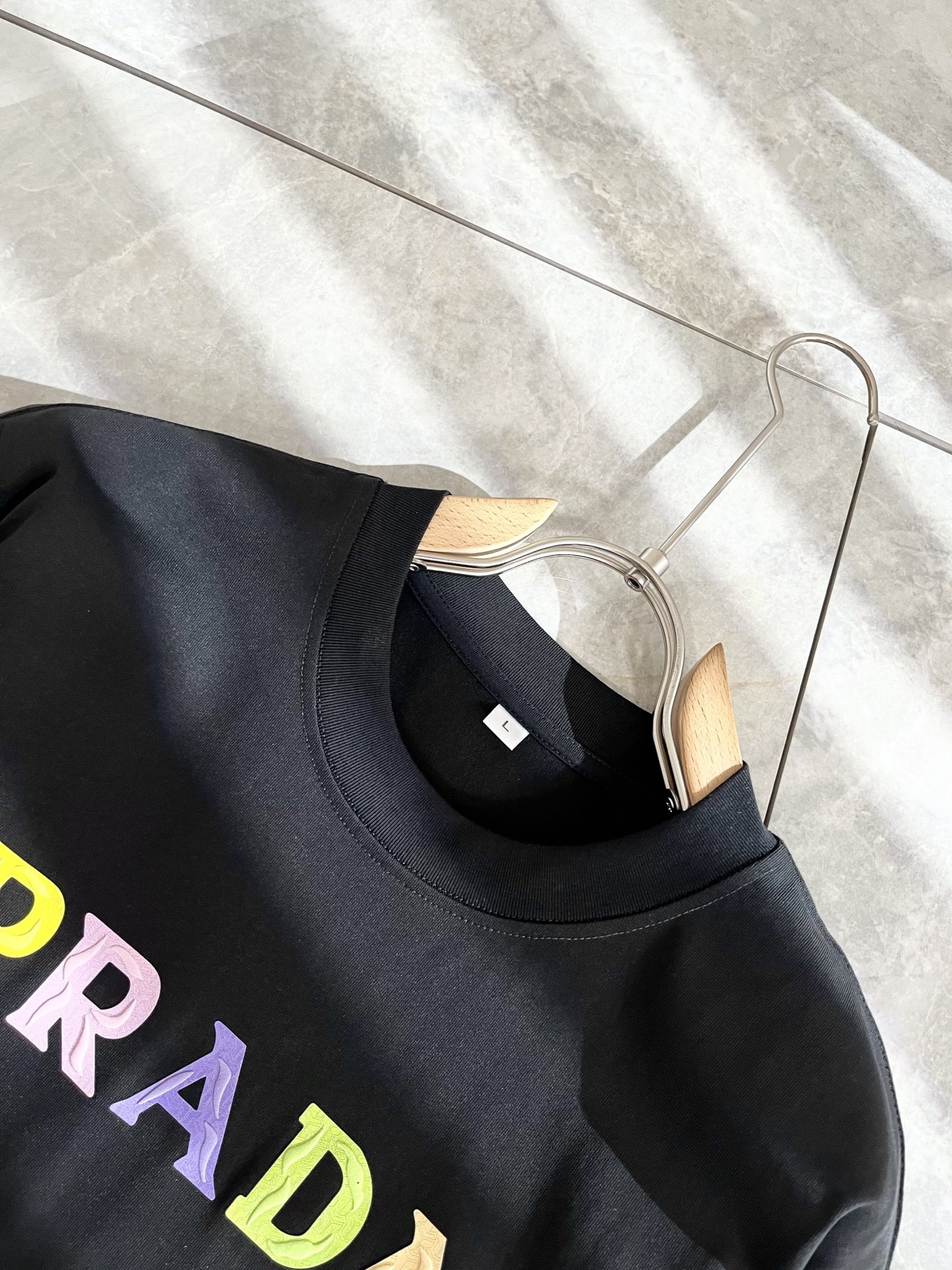   PRAD*A普*达2025春夏新款男女同款👫短袖T恤，最新款全网独家首上！！~既经典有时尚百搭，谁不