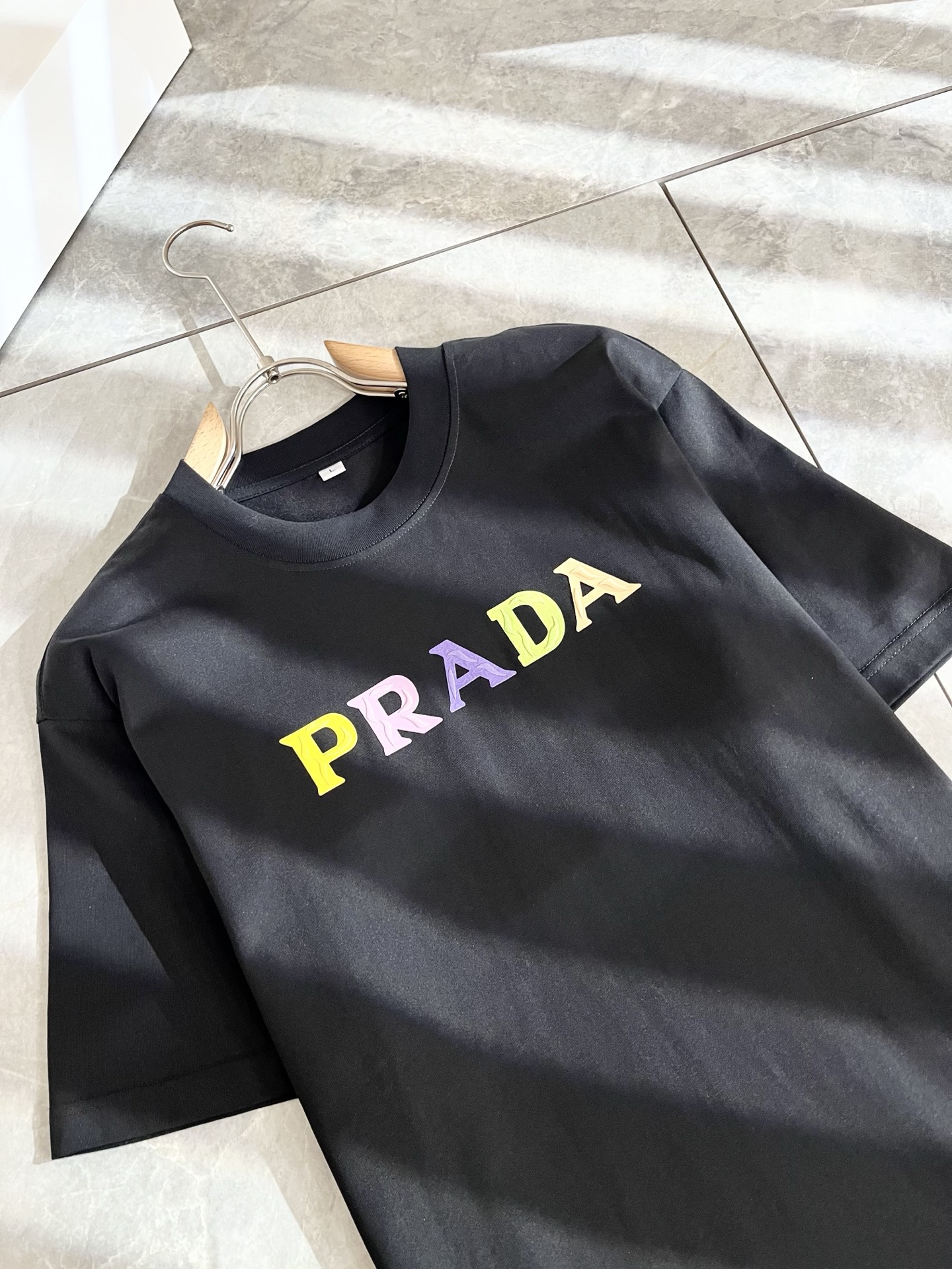   PRAD*A普*达2025春夏新款男女同款👫短袖T恤，最新款全网独家首上！！~既经典有时尚百搭，谁不