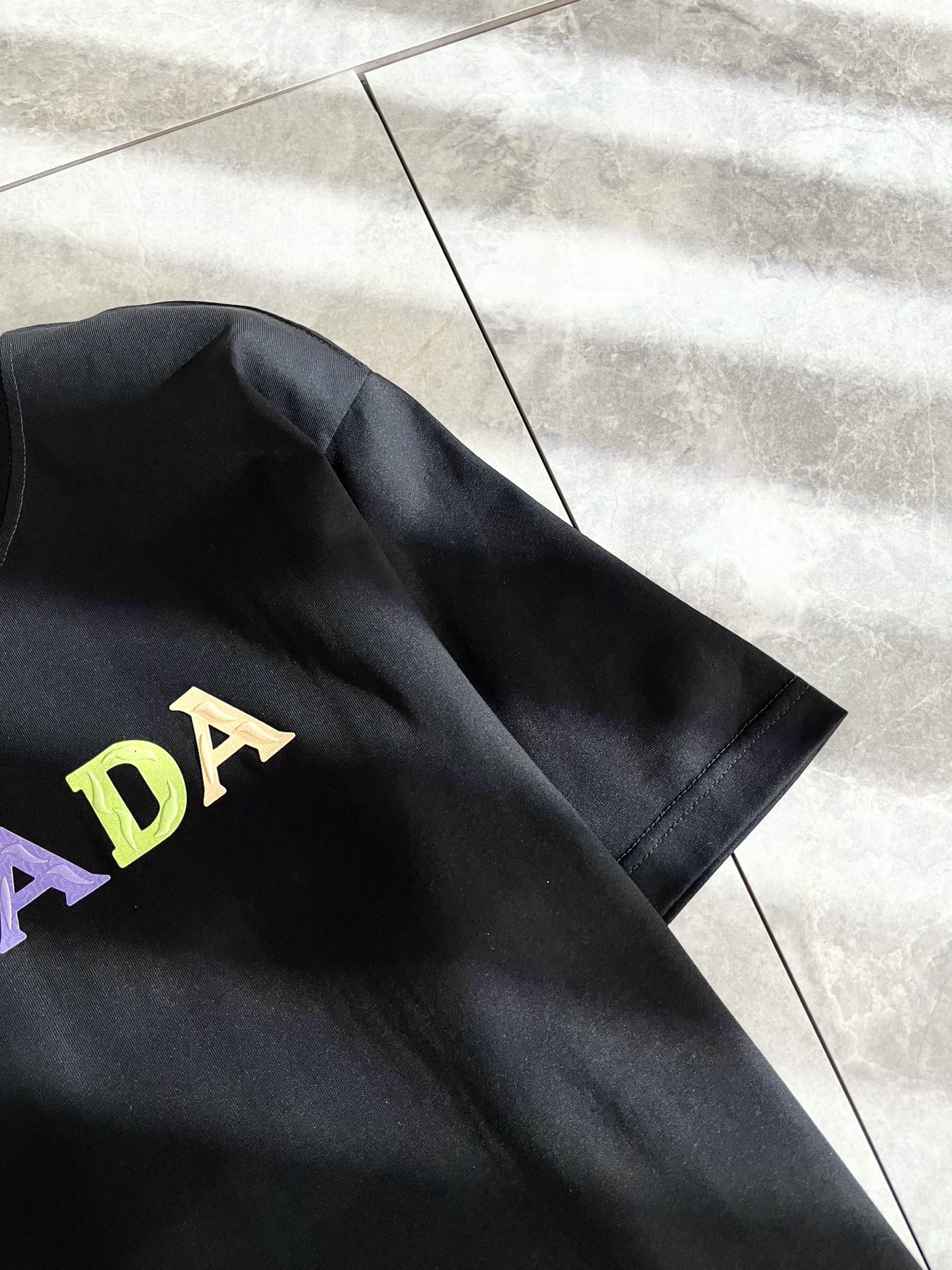   PRAD*A普*达2025春夏新款男女同款👫短袖T恤，最新款全网独家首上！！~既经典有时尚百搭，谁不