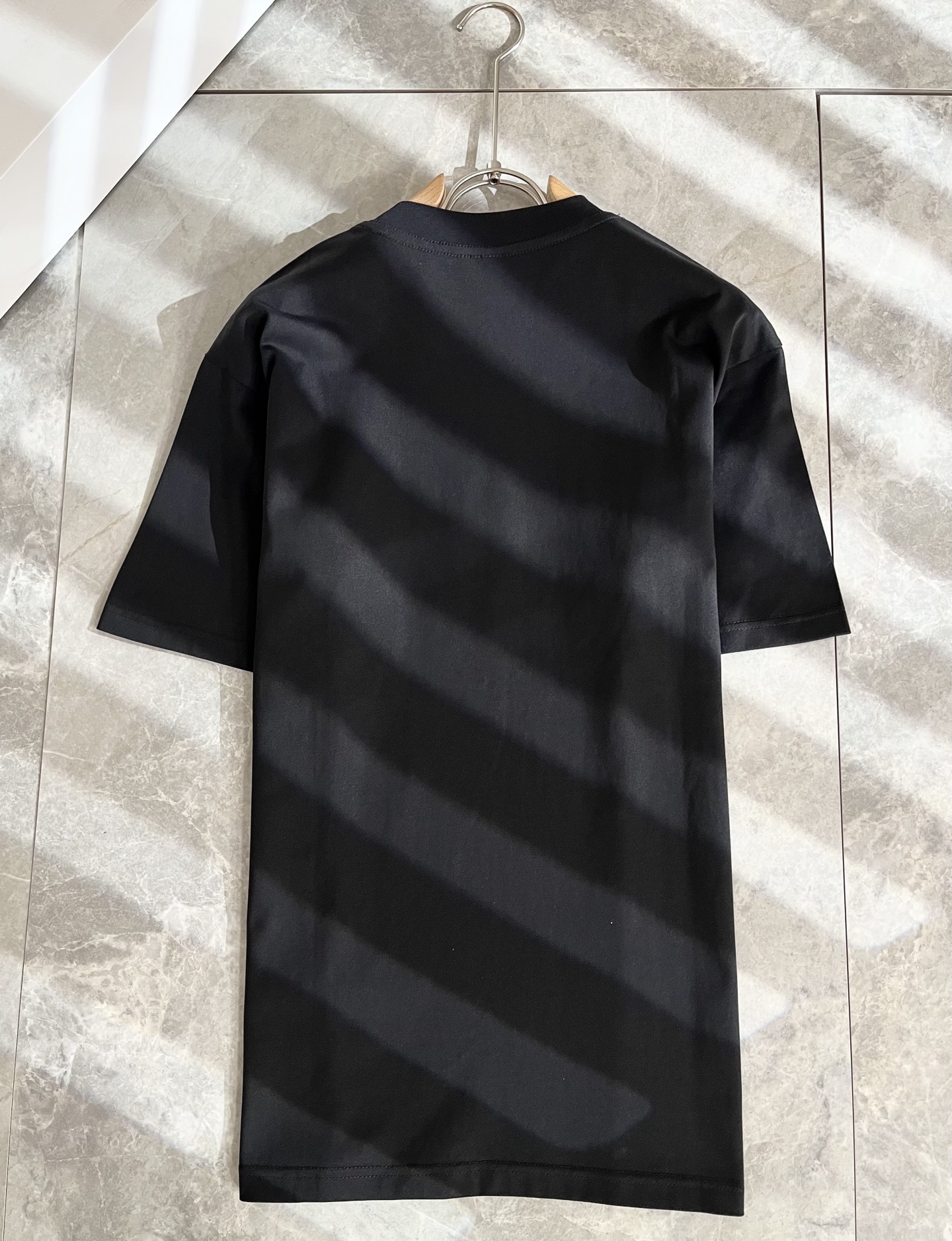   PRAD*A普*达2025春夏新款男女同款👫短袖T恤，最新款全网独家首上！！~既经典有时尚百搭，谁不