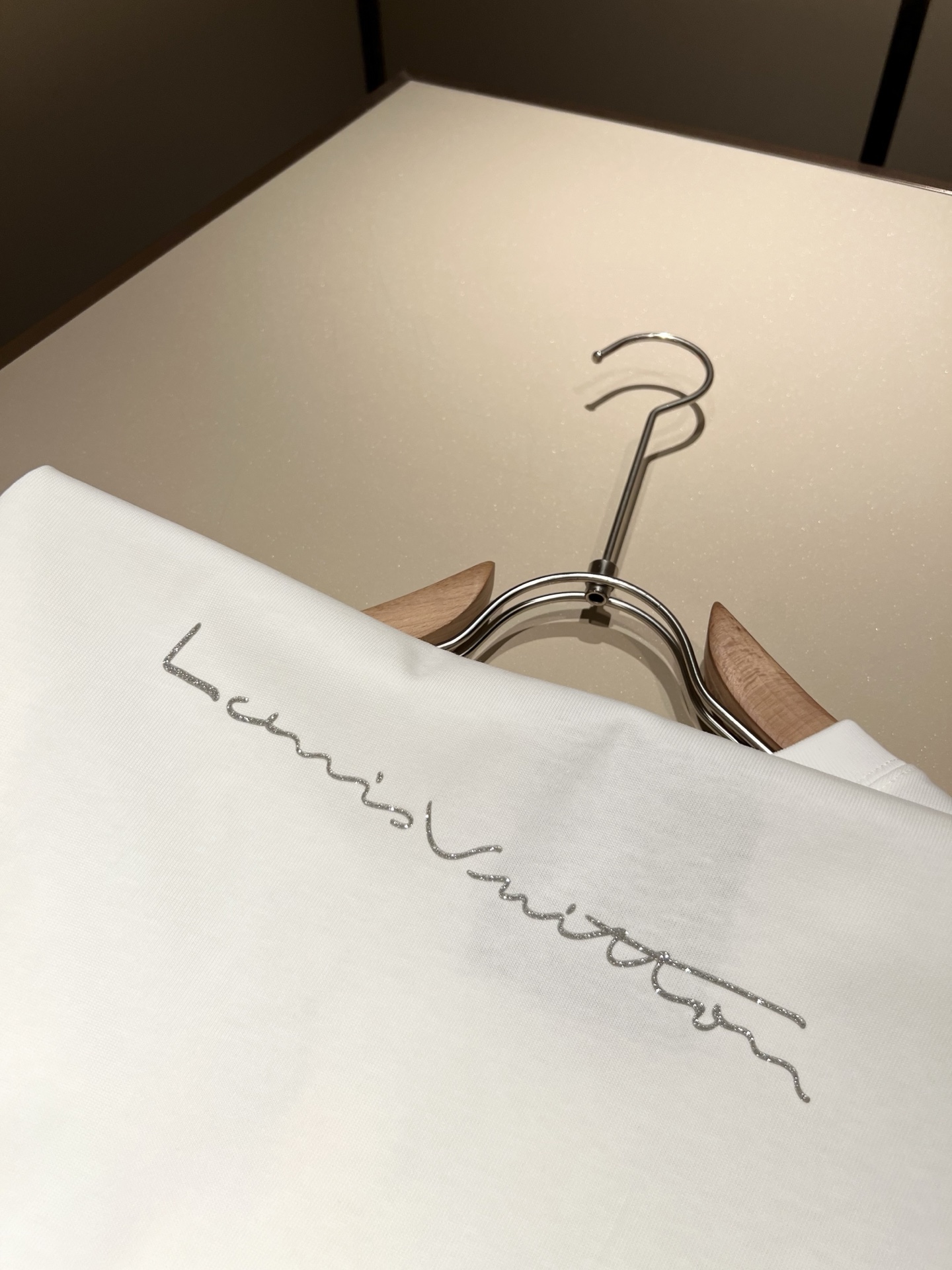   LouisVuitt*路易*登 2025春夏全新系列单品上线，非常时髦前卫的一款男女同款短袖T恤，标