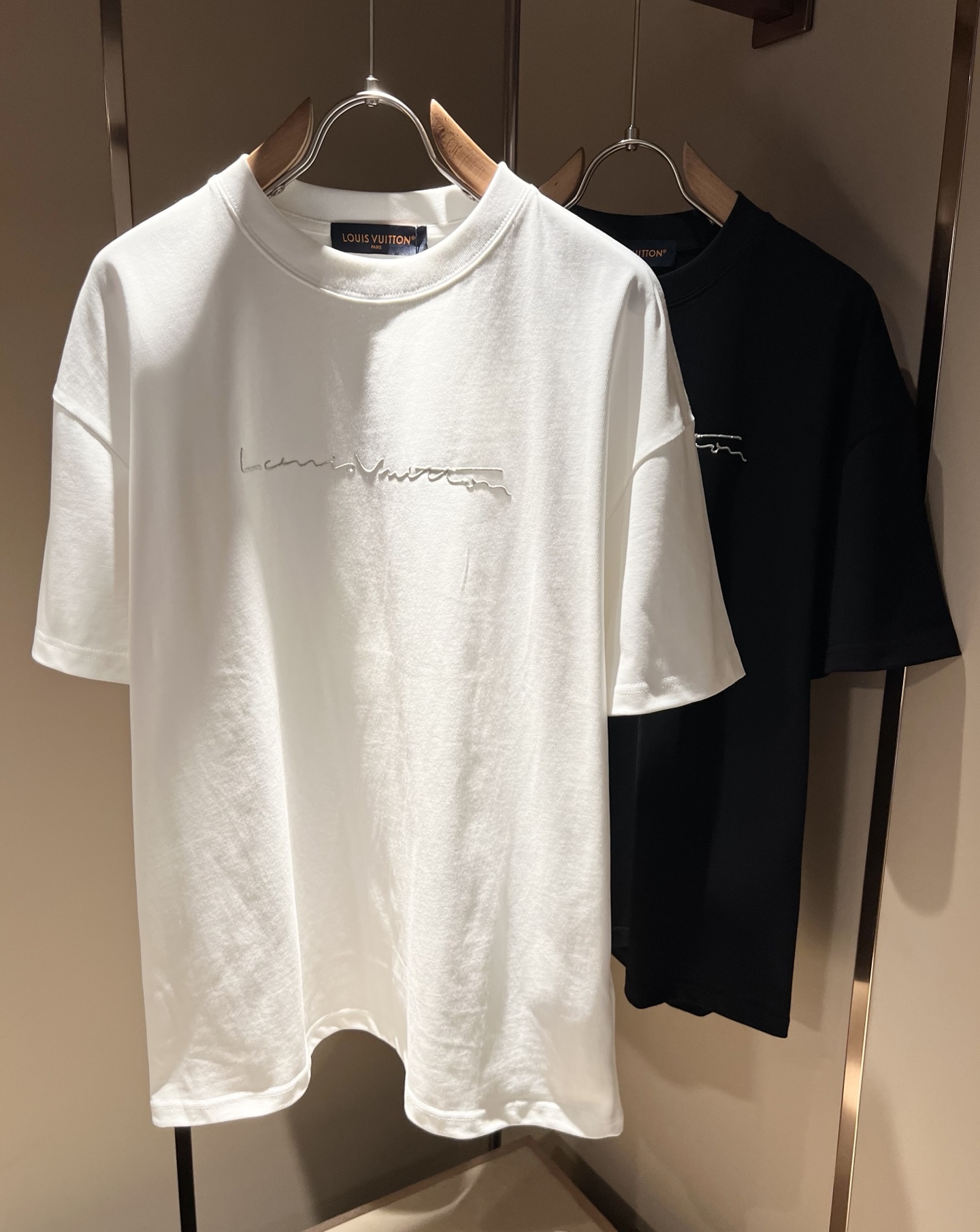 NO:513339,LouisVuitt*Louis*Deng The new series of products in 2025 spring and summer are launched, a very fashionable and avant-garde short-sleeved T-shirt for men and women, with logo pattern glue-touching!  Different from the past, it declares the design concept that has been passed down for many years in the brand!  Its eye-catchingness is no less than any classic style, perfectly presenting the fashionable, high-end and luxurious feeling in front of the world!  Made of imported cotton materials, selected high-quality pure cotton fabrics, soft and soft to the touch, the real thing is definitely beyond your imagination, close to the body and breathable, even if you sweat profusely, you will not feel greasy or stuffy, and will bring sweating and moisture absorption to the extreme!  Size M-3XL, louis vuitton,louis vuitton,t-shirt,tees,t-shirt,alexander wang19860909LouisVuitt*路易*登 2025春夏全新系列单品上线,非常时髦前卫的一款男女同款短袖T恤,标识logo图案压胶修饰！区别于以往的不同,宣示品牌传承多年的设计理念！其吸睛度完全不亚于任何经典款式,将时髦高级感与奢华感完美呈现在世人眼前！客供进口全棉材质制成,精选优质纯棉面料,触感软糯亲肤细腻,实物到手绝对超乎你的想象,贴身无比舒适透气,即便是汗流浃背也不会有腻身及闷热感可言,将排汗吸湿性发挥到了极致！尺码M-3XL,,louis vuitton,louis vuitton,T-shirt,tees，t-shirt,alexander wang,Men's clothing