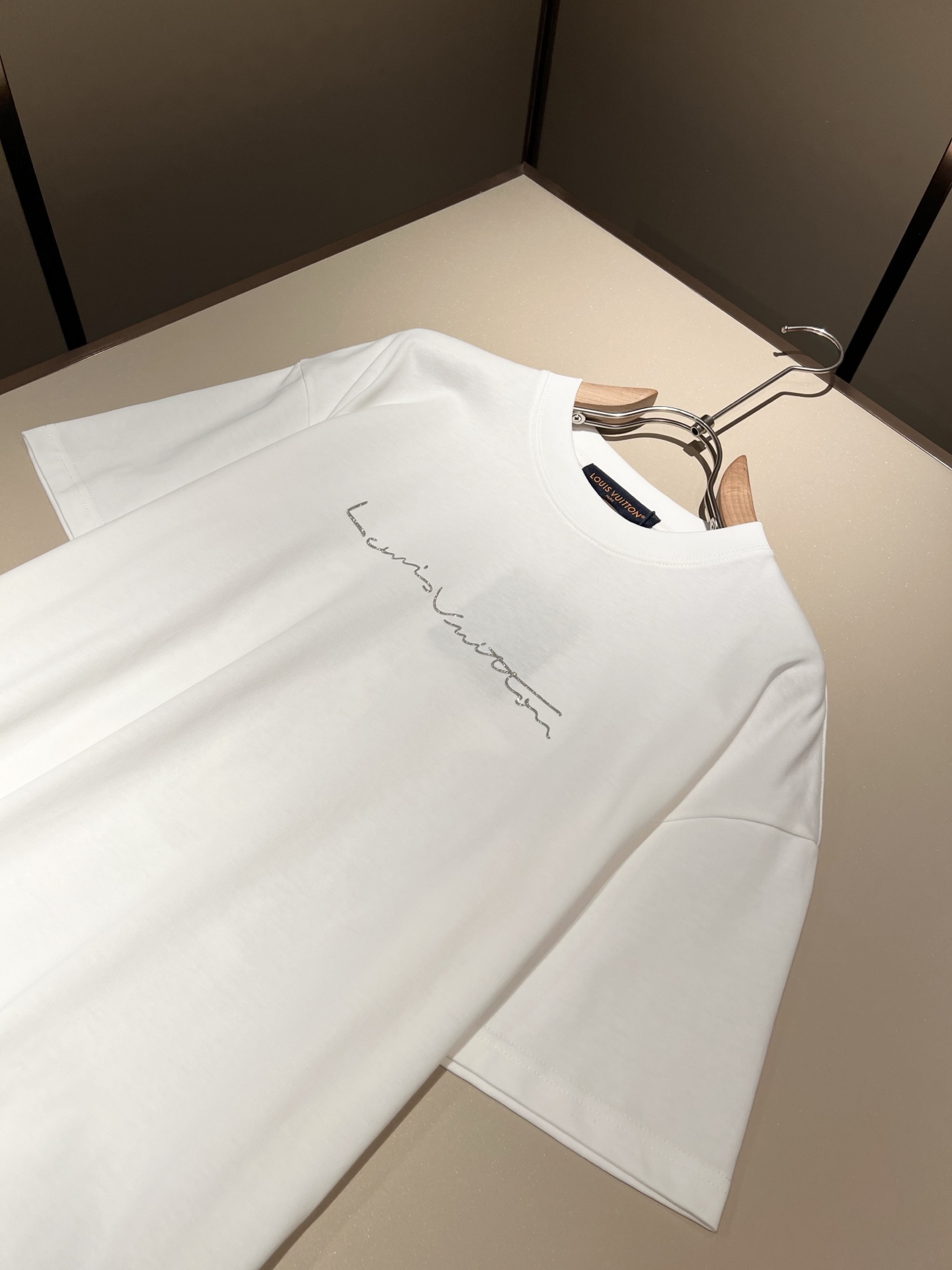   LouisVuitt*路易*登 2025春夏全新系列单品上线，非常时髦前卫的一款男女同款短袖T恤，标