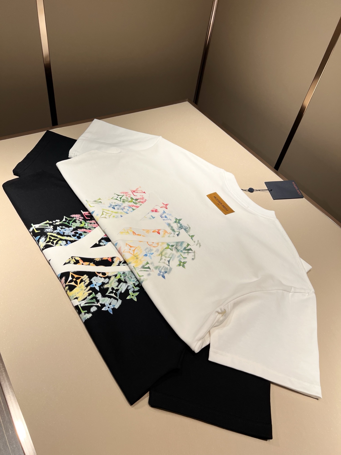   LouisVuitt*路易*登 2025春夏全新系列单品上线，非常时髦前卫的一款男女同款短袖T恤，标