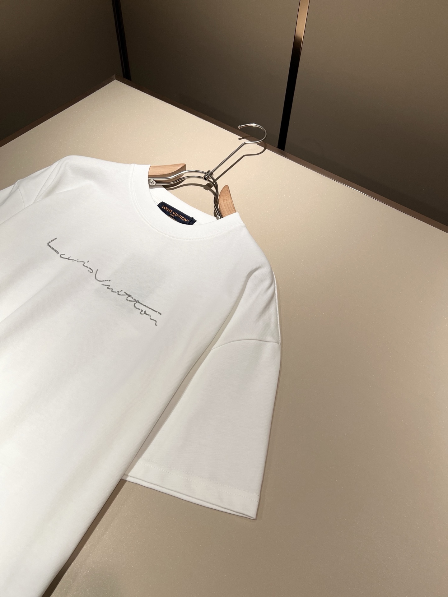   LouisVuitt*路易*登 2025春夏全新系列单品上线，非常时髦前卫的一款男女同款短袖T恤，标