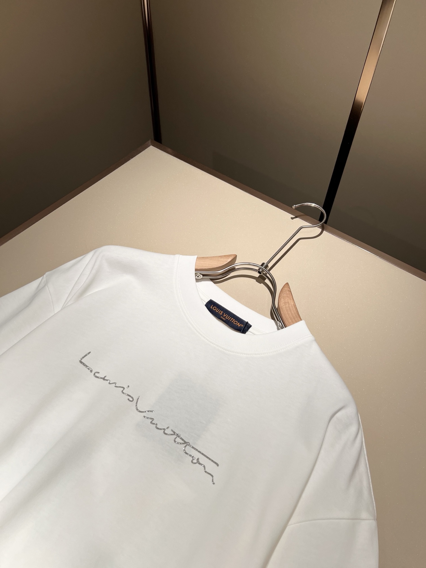   LouisVuitt*路易*登 2025春夏全新系列单品上线，非常时髦前卫的一款男女同款短袖T恤，标