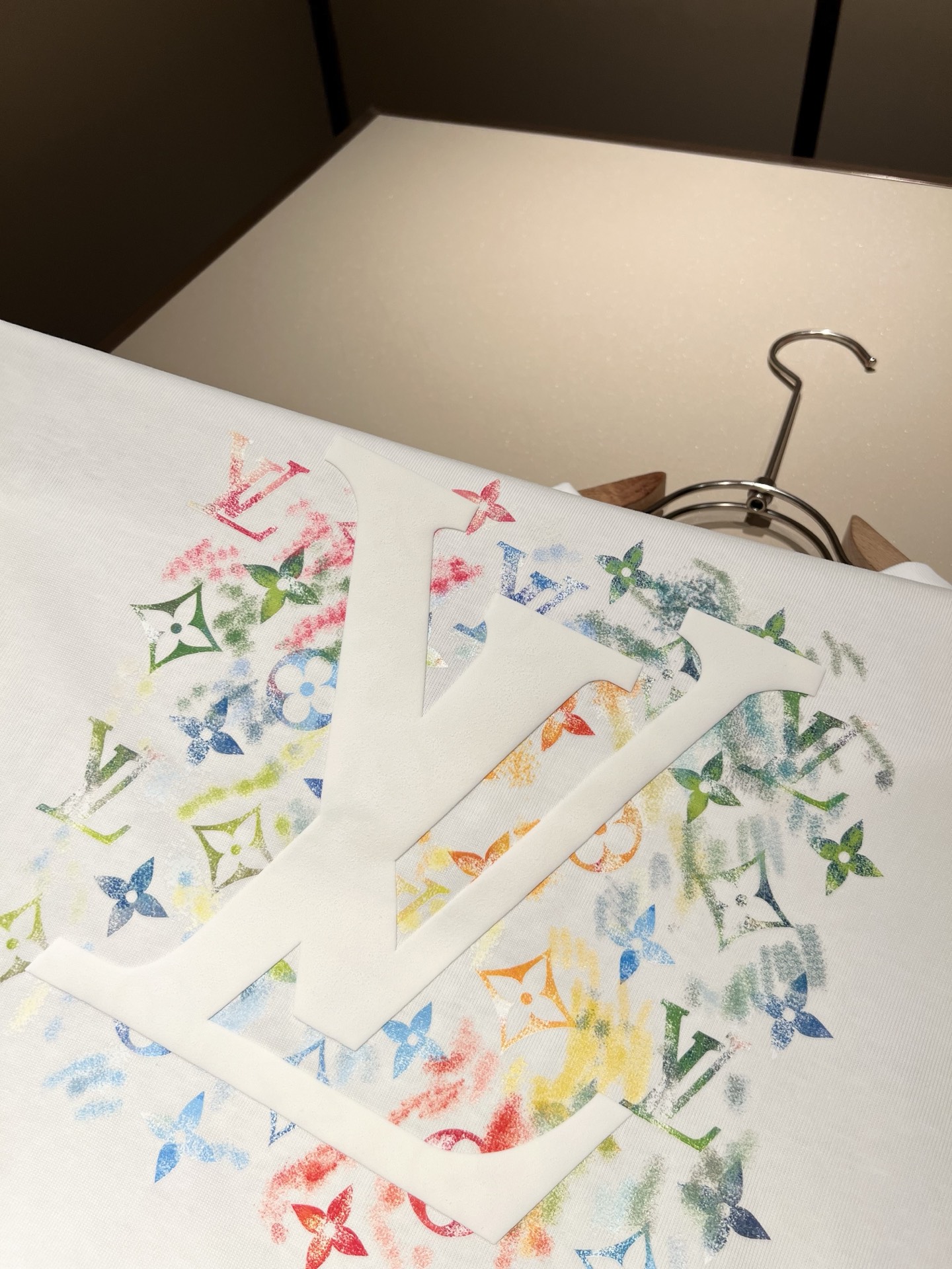   LouisVuitt*路易*登 2025春夏全新系列单品上线，非常时髦前卫的一款男女同款短袖T恤，标