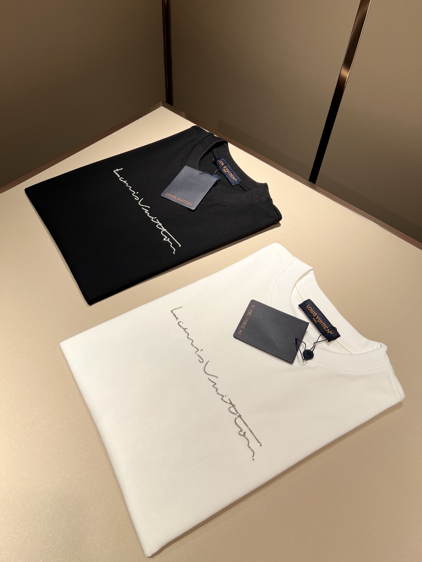   LouisVuitt*路易*登 2025春夏全新系列单品上线，非常时髦前卫的一款男女同款短袖T恤，标