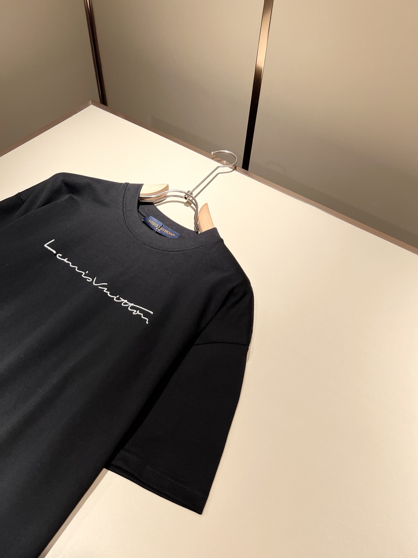   LouisVuitt*路易*登 2025春夏全新系列单品上线，非常时髦前卫的一款男女同款短袖T恤，标