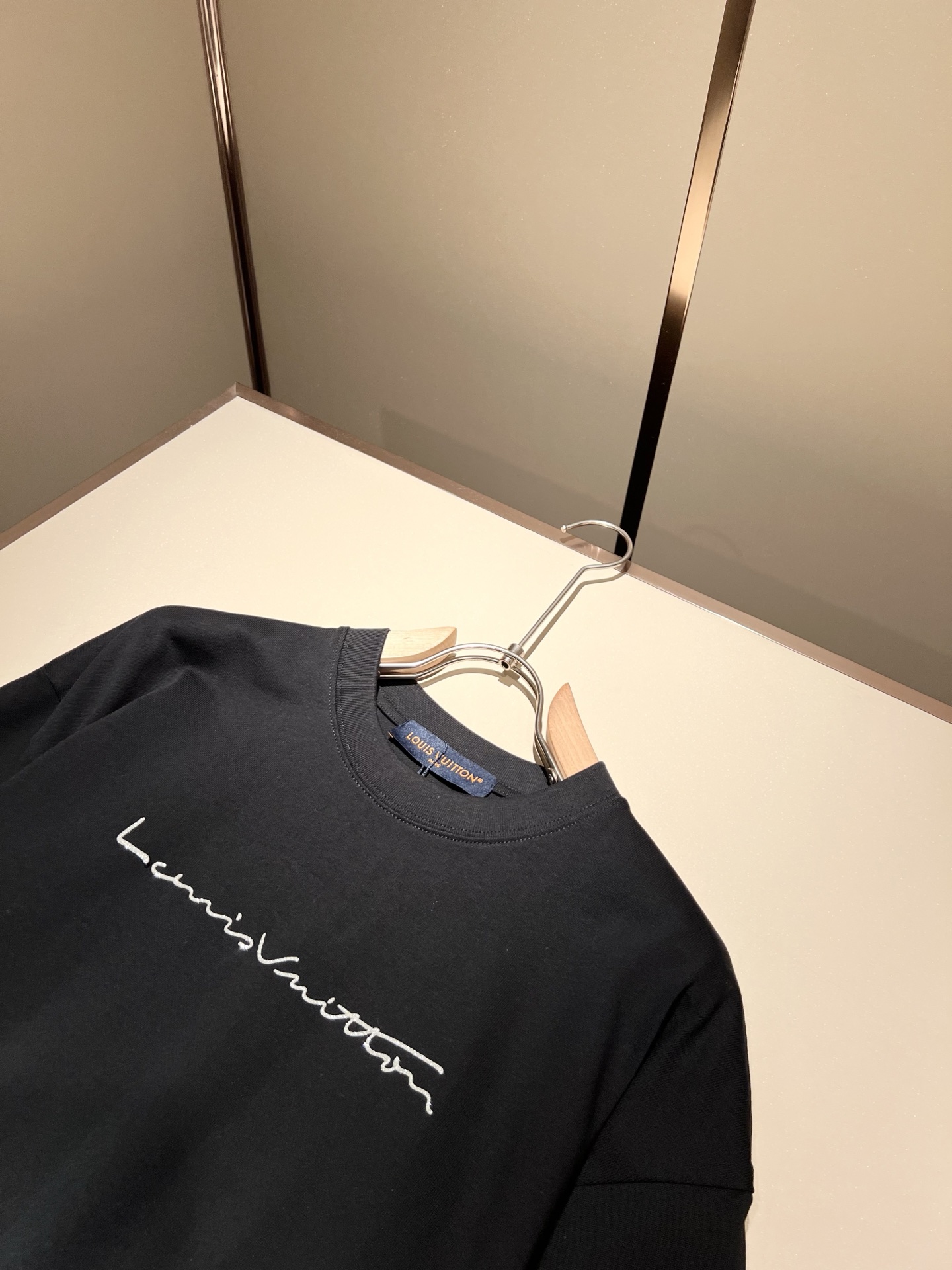   LouisVuitt*路易*登 2025春夏全新系列单品上线，非常时髦前卫的一款男女同款短袖T恤，标