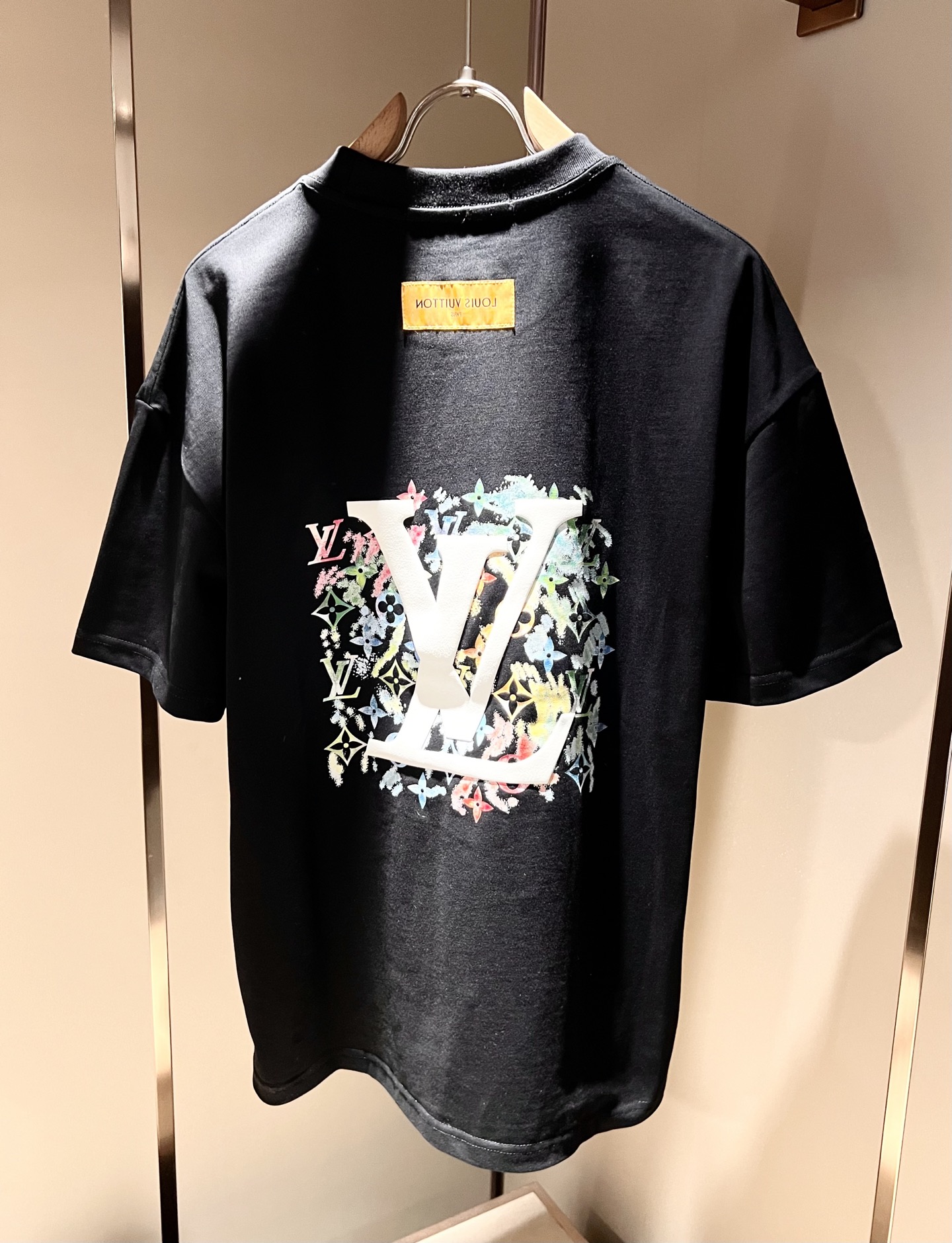   LouisVuitt*路易*登 2025春夏全新系列单品上线，非常时髦前卫的一款男女同款短袖T恤，标