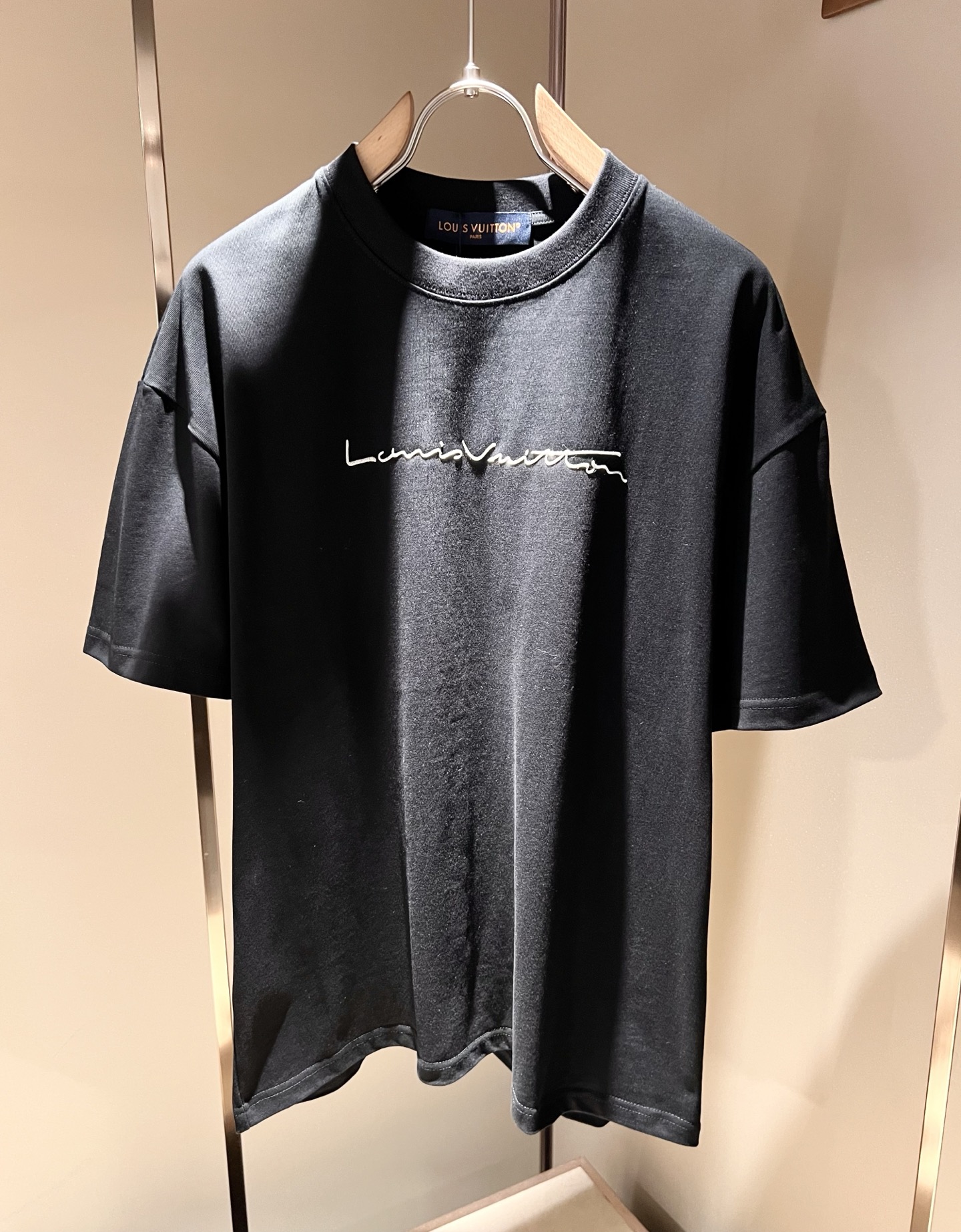   LouisVuitt*路易*登 2025春夏全新系列单品上线，非常时髦前卫的一款男女同款短袖T恤，标