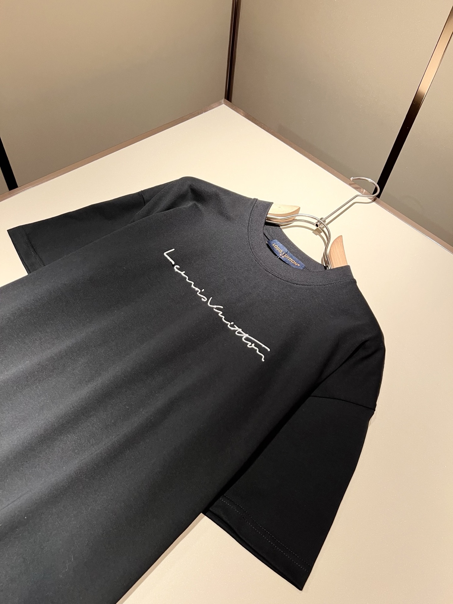   LouisVuitt*路易*登 2025春夏全新系列单品上线，非常时髦前卫的一款男女同款短袖T恤，标