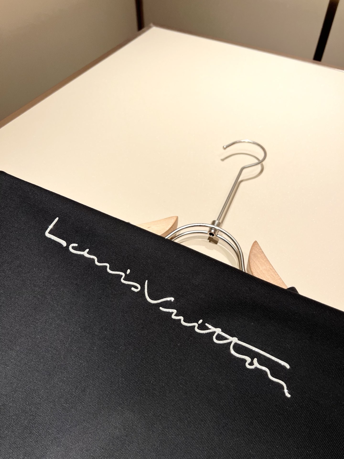   LouisVuitt*路易*登 2025春夏全新系列单品上线，非常时髦前卫的一款男女同款短袖T恤，标