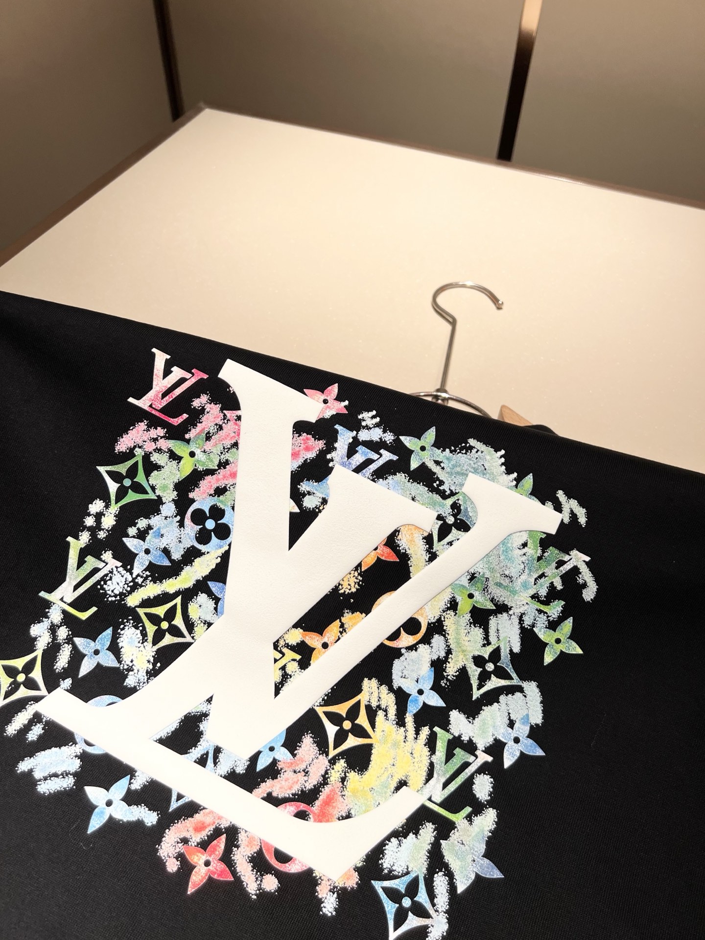   LouisVuitt*路易*登 2025春夏全新系列单品上线，非常时髦前卫的一款男女同款短袖T恤，标