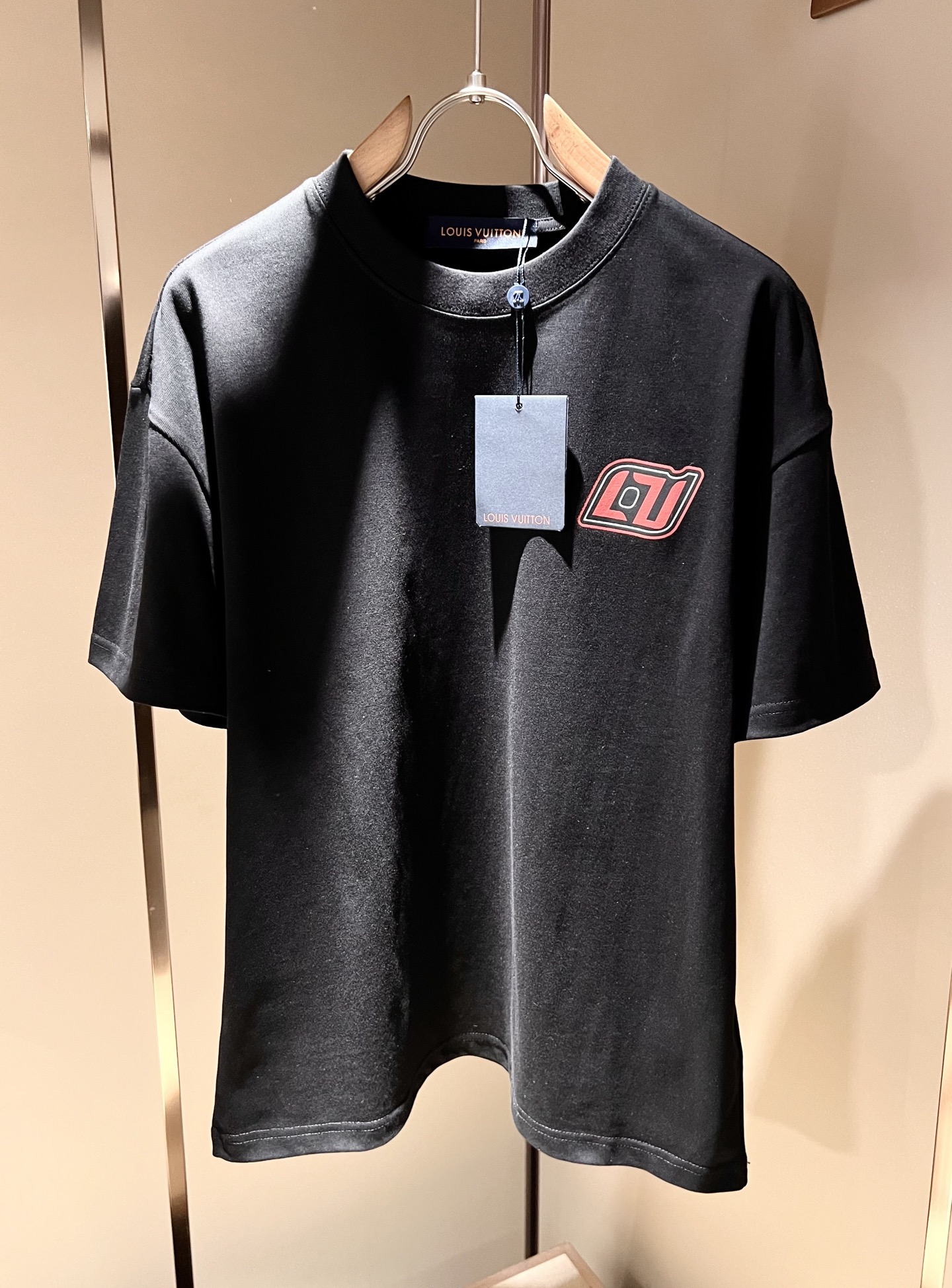   LouisVuitt*路易*登 2025春夏全新系列单品上线，非常时髦前卫的一款男女同款短袖T恤，标